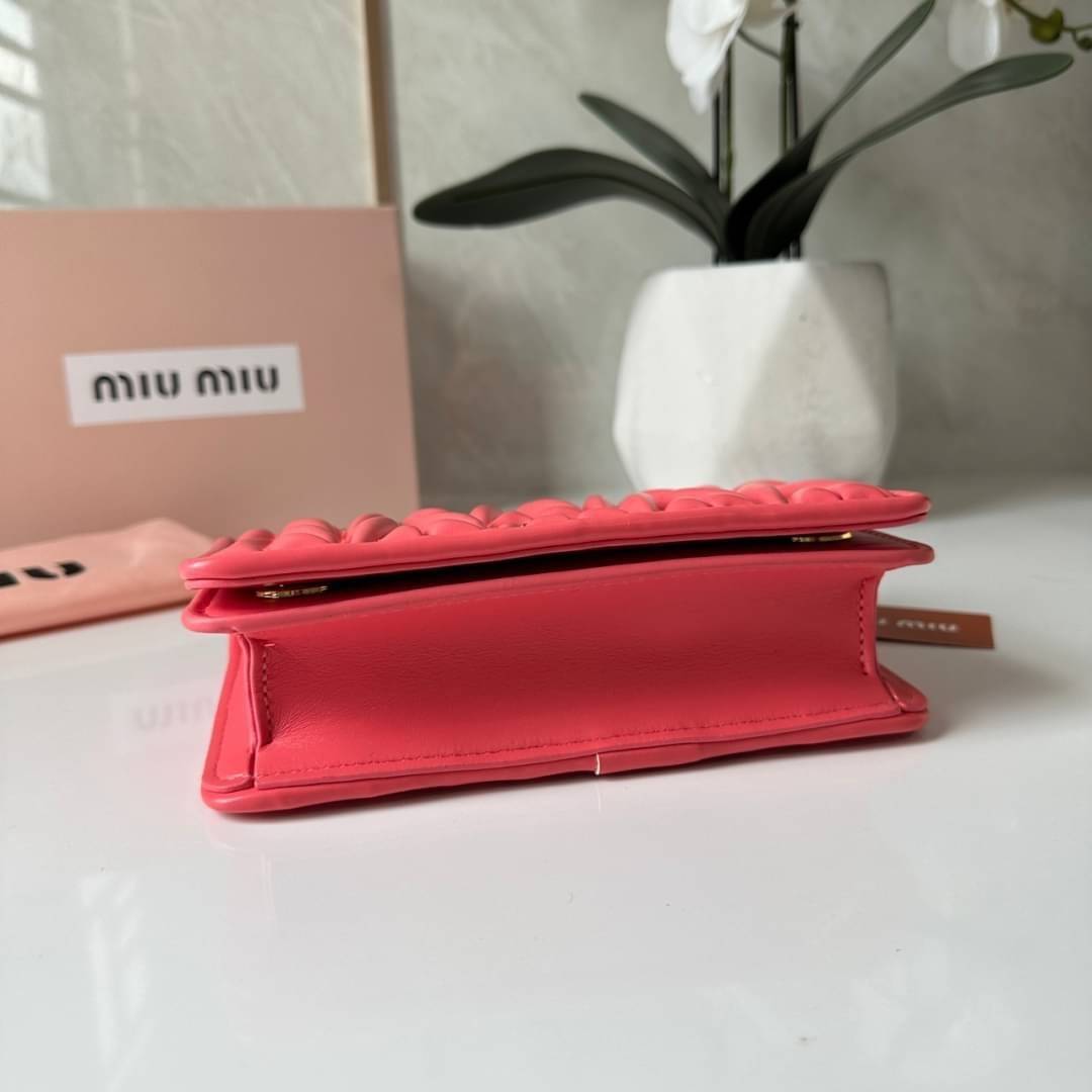 Miu Miu Matelassé Nappa Leather Mini Bag / Miu Miu Woman’S Bag Chain Mini bag กระเป๋ามินิรูปทรงสี่เหลี่ยมวัสดุหนังNappa มีความนุ่มมือและเงางาม