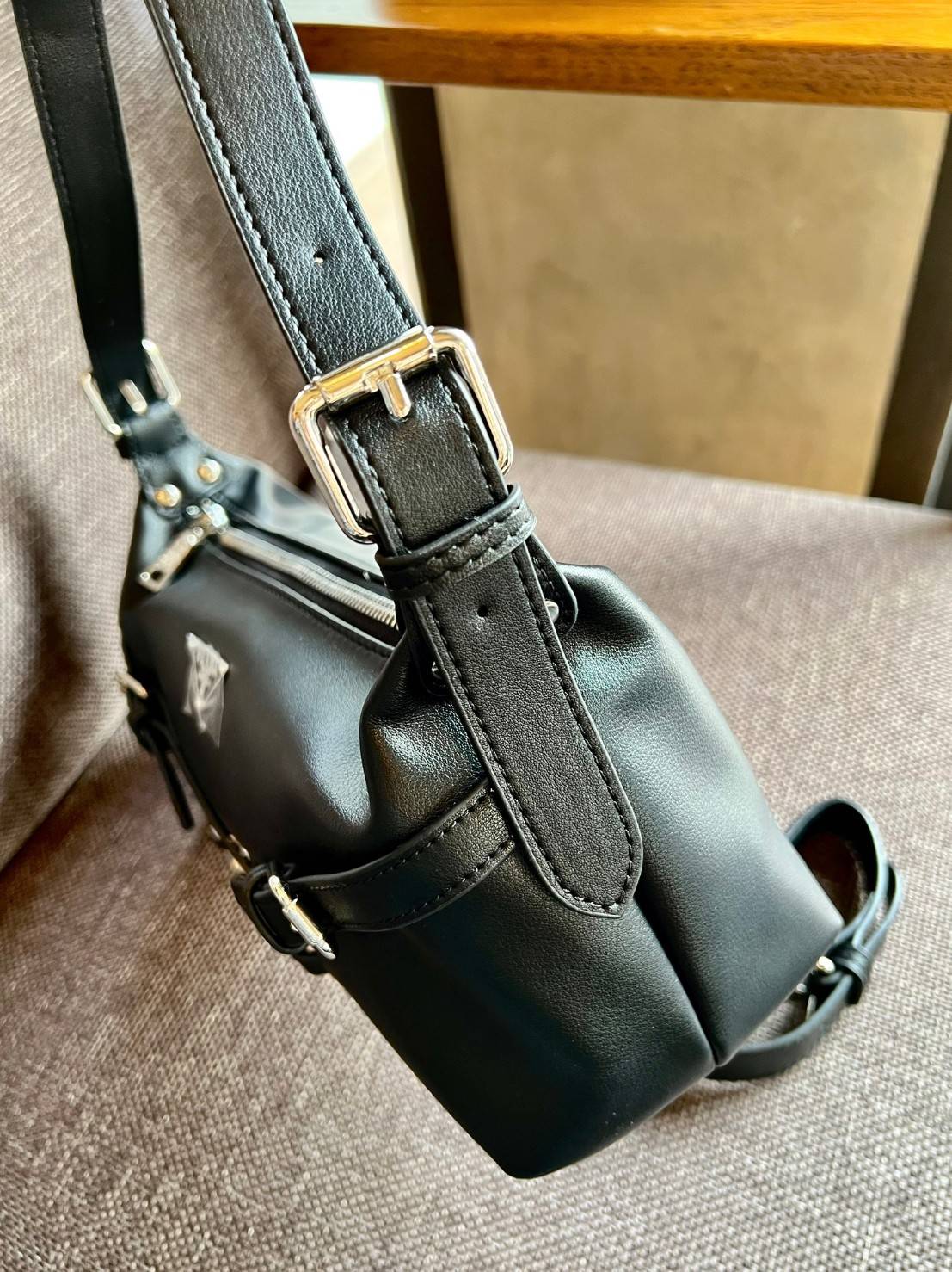 PRADA LEATHER SHOULDER BAG ใบเดียวเอาอยู่ตลอดวันเลยค่ะ! รุ่นนี้ใช้หนังอย่างดี หนังนิ่มซอฟมากๆ หลงรักแน่นอน!!