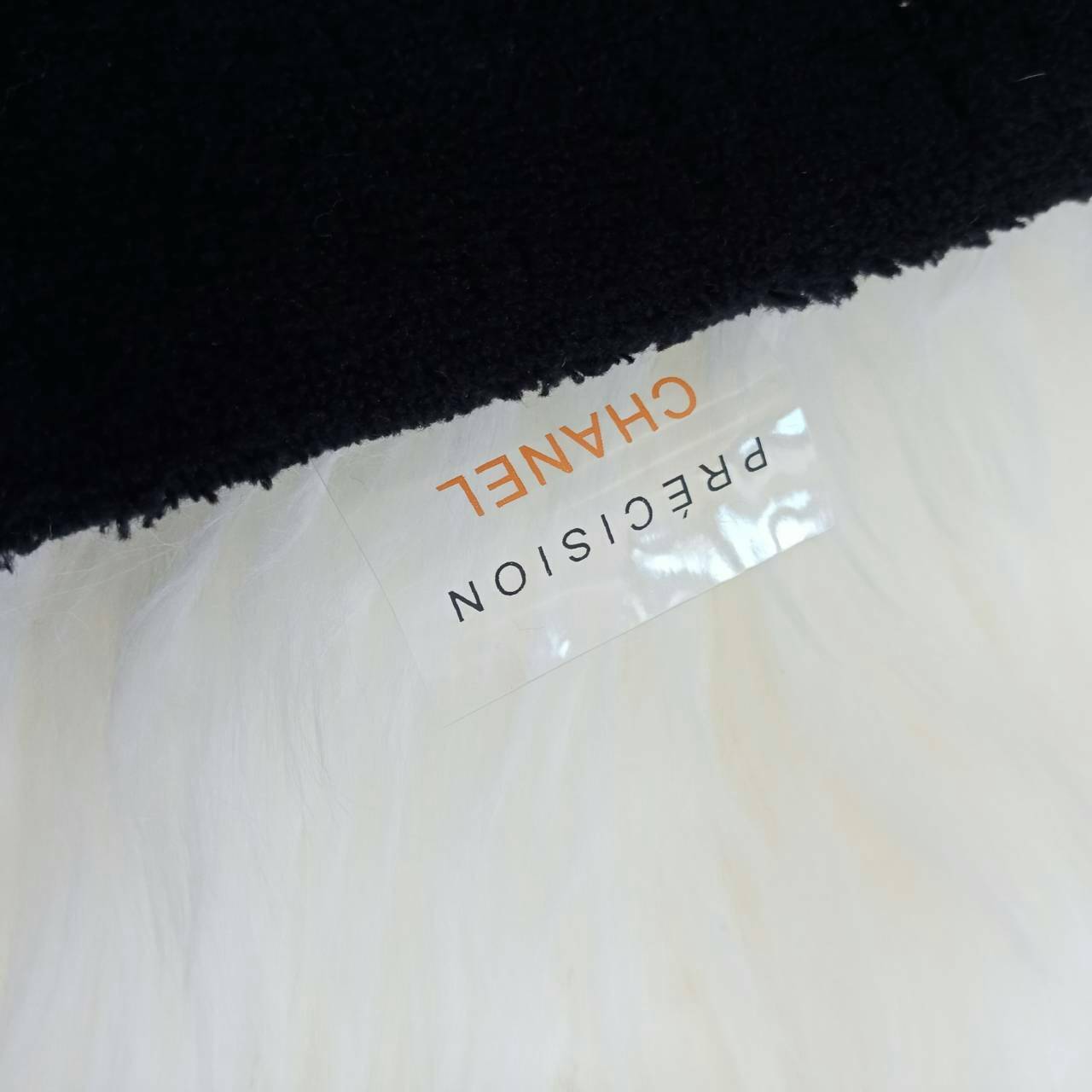 New Arrival !! CHANEL TOTE BAG กระเป๋าทรง SHOPPING BAG ใบใหญ่ ขนนิ้มนิ่ม จากงานพรีเมี่ยมกิ้ฟ ของแถมจากน้ำหอม จากแบรนด์ CHANEL เนื้อกระเป๋าทำจากขนเทียม ผิวสัมผัสฟูนิ่ม ตกแต่งด้วยผ้าไนลอนด้านท้ายวางได้กันน้ำ!! ปักโลโก้แบรนด์ ด้านในเปิดปิดด้วยกระดุม บุผ้าซับ