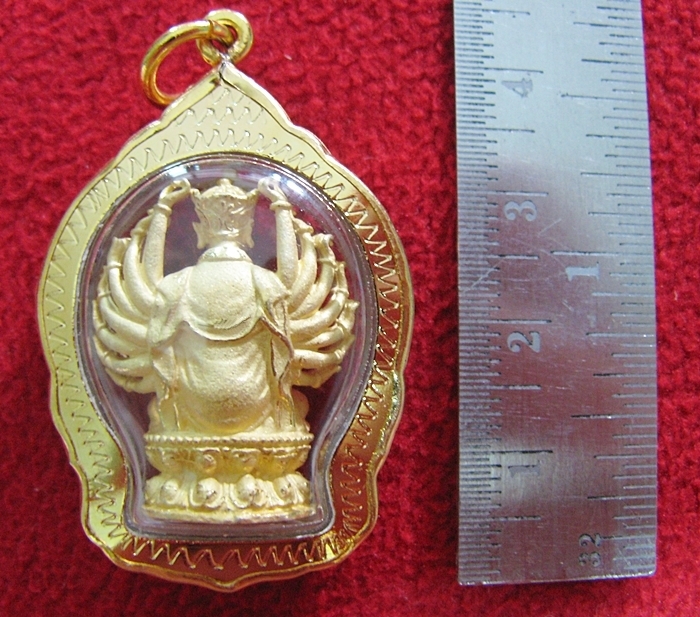 สินค้าหมดค่ะ จี้องค์เจ้าแม่กวนอิมพันมือองค์ใหญ่เนื้อทองพ่นทรายเลี่ยมกรอบใหญ่ทองไมครอนค่ะ