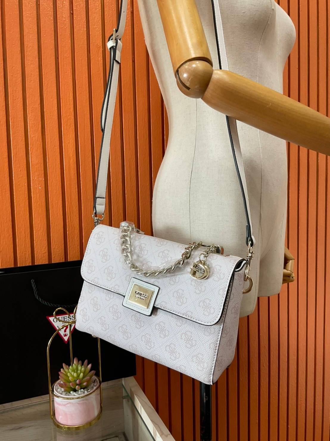 ราคาปังปิ๊นาศ (!!) มากแม่ 💕 GUESS Candace Top Handle Flap Bag กระเป๋าสะพาย Crossbody / คล้องแขน ถือออกงานได้ ทรงน่ารัก จากแบรนด์ GUESS สวยอยู่ทรง ขนาดกำลังดี น้ำหนักเบา ด้านหน้ามีโลโก้แบรนด์อะไหล่ทอง มีอะไหล่โซ่ห้อยด้านหน้าสามารถคล้องแขนและถือได้ 