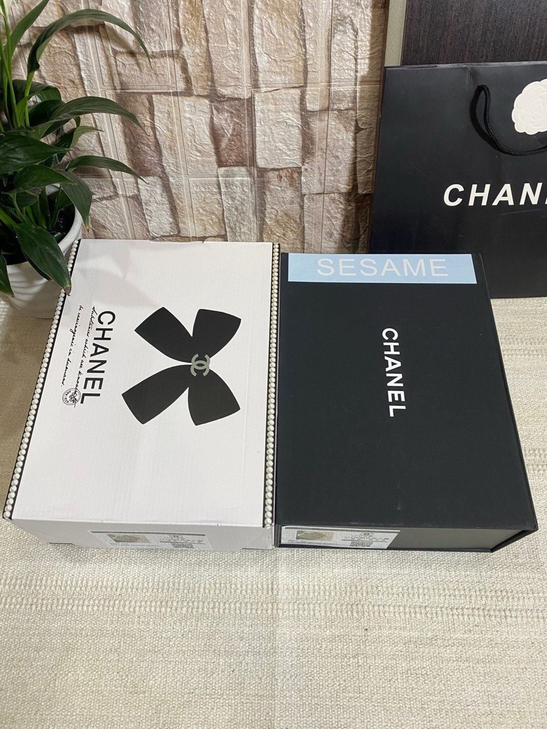 CHANEL Classic Medium Flap Bag กระเป๋าสะพายคลาสสิกรุ่นยอดนิยมตลอดกาล ดีไซน์เรียบหรูหราขับผิว งานหนังแท้สวยมาก มีอะไหล่เงินและทอง สุดยอดเดอะเบสท์ไอเท็ม