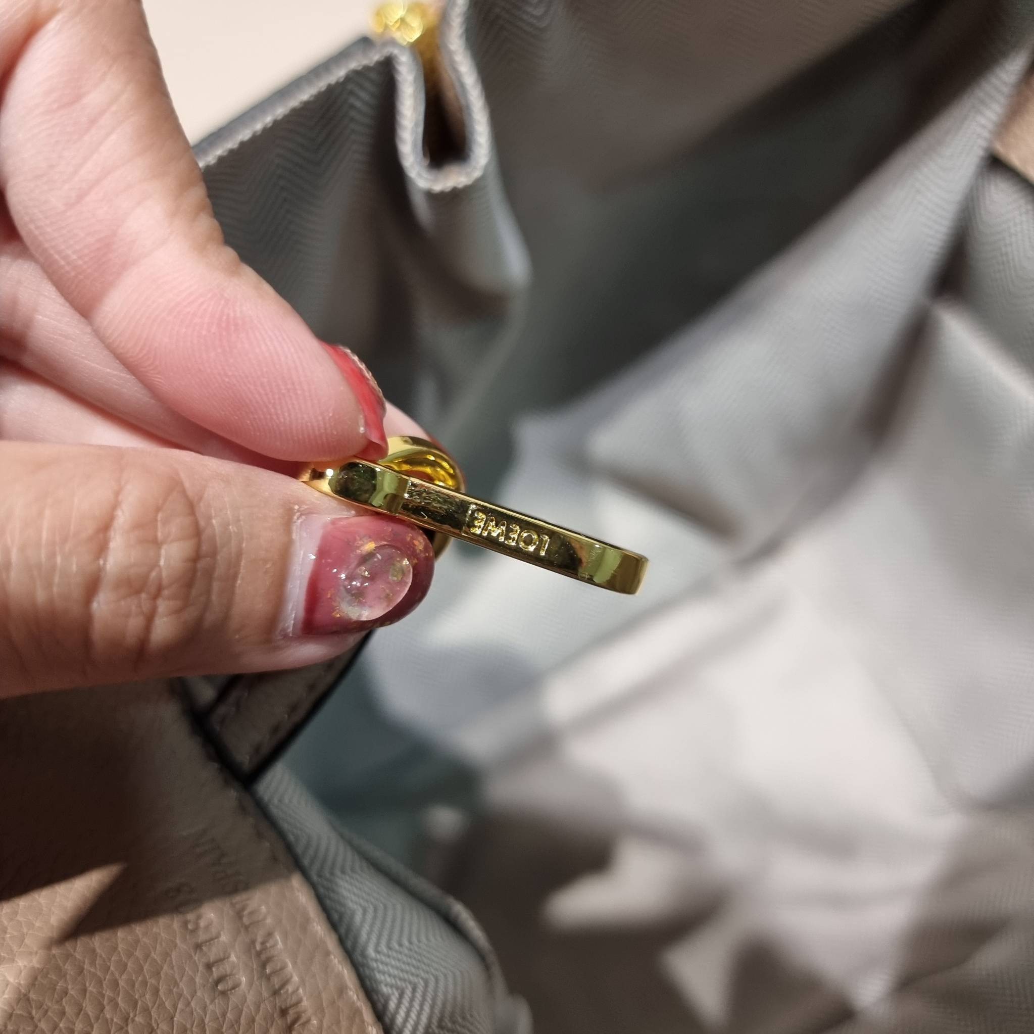 LOEWE SMALL HAMMOCK IN SAND GRAINED LEATHER คอลสุดฮิต ไอเท็มยอดนิยม ที่ใครๆก็ใช้กัน!! กระเป๋าสะพายดีไซน์สุดแซ่บ ที่สามารถปรับเปลี่ยนรูปทรงได้หลากหลาย