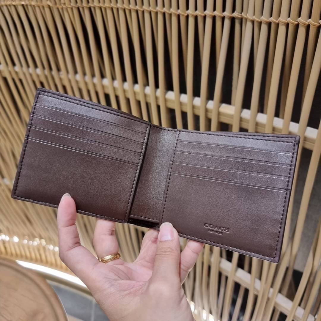 COACH 75371 COMPACT ID WALLET IN SIGNATURE CROSSGRAIN LEATHER กระเป๋าสตางค์ผู้ชาย ลาย c นูนเต็มใบ หนัง crossgrain อีกรุ่นที่ยอดขายไม่เคยตก 🤑🤑 ใบจริงดูผู้ดี ดูแพง!! ภายในมีช่องใส่บัตรได้เยอะ ใส่ธนบัตรได้ทุกใบ ซื้อให้คุณหนุ่มๆรับรองประทับใจไ