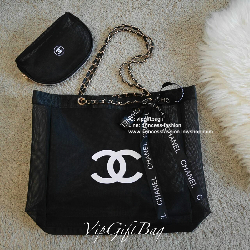 Chanel Shopping Ribbin bag With Chain With + Cosmetic Pouch กระเป๋าสะพายใบใหญ่ทรง Shopping พร้อมกระเป๋าใส่เครื่องสำอางค์ ใบเล็ก จากงานพรีเมี่ยมกิ้ฟของแท้นำเข้าจาก Chanel Perfume Counter ใบใหญ่วัสดุ Nylon โปร่ง **อะไหล่ทอง เปิดปิดด้วยแถบแม่เหล็กซ่อนด้านใน 