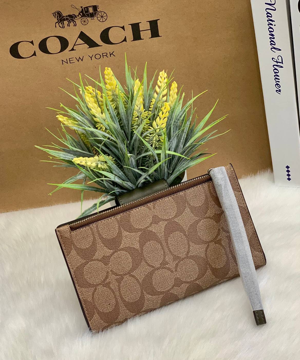 พร้อมส่งครบ 5 สี กระเป๋าสตางค์ที่สาวๆต้องมีติดตัวค่าา😘 COACH TECH WALLET IN COLORBLOCK SIGNATURE ((C2874)) ✔️กระเป๋าเงินใบยาว หนังแท้ พร้อมสายคล้องมือในตัวค่ะ ✔️เปิดปิดด้านหน้าแบบฝากระดุม ภายในมีช่องใส่ธนบัตร2ช่อง ;สามารถใส่มือถือ ip