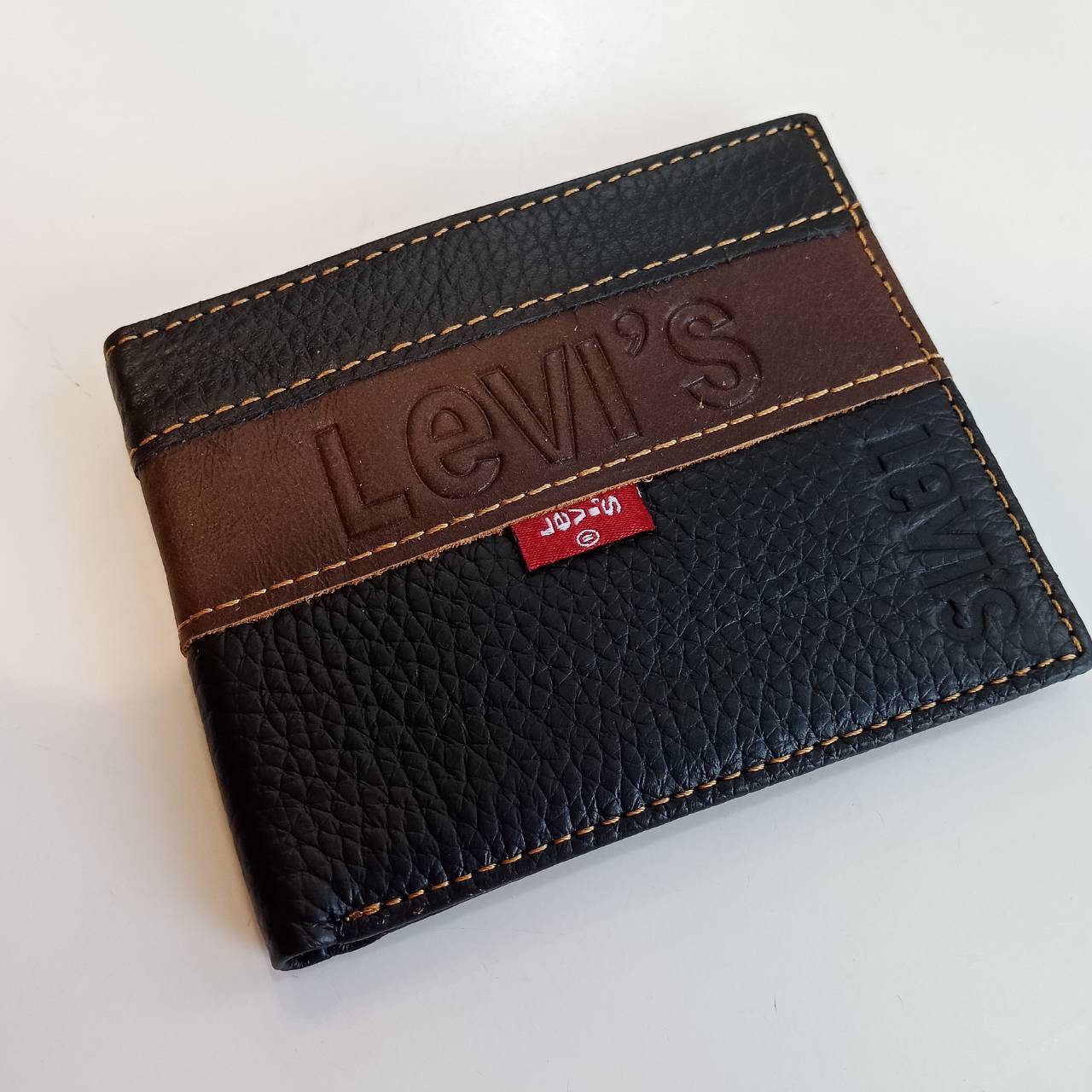 ราคาพิเศษ ห้ามพลาด! **จำนวนจำกัดคะ สินค้าจากงานเซลล์ แบรนด์ดัง LEVI'S กระเป๋าสตางค์ชายสั้น ผลิตจากหนังวัวแท้ 100% (cow leather) ดีไซส์เท่ ด้านในมีช่องใส่บัตร ได้กำลังดี ขนาดกะทัดรัด เหมาะกับหนุ่มๆที่กำลังมองหา กระเป๋าสตางค์ราคาดี๊ดี แนะนำ รุ่นนี้เลยค