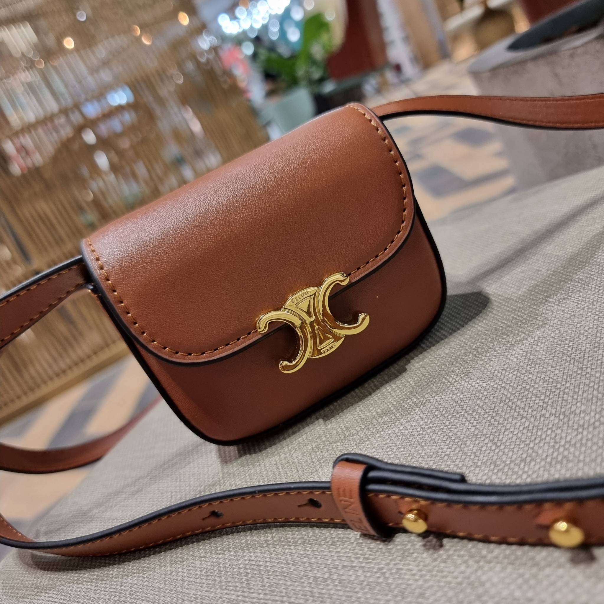 CELINE TRIOMPHE MINI BAG แรร์ไอเท็ม สีลิมิเต็ดในไซส์มินิ กับกระเป๋าสะพายที่เล็กแต่ปังมาก!! ดีเทลเรียบแต่หรู วัสดุหนังแท้ สีคลาสสิค เปิด-ปิดด้วยกระดุมแน่นหนา ภายในเป็นช่องโล่ง สายสะพายถอดได้ ปรับได้ตามชอบ ใบนี้สามารถใส่บัตร ใส่ธนบัตรได้ พกเป็นกระเป๋าสตางค์