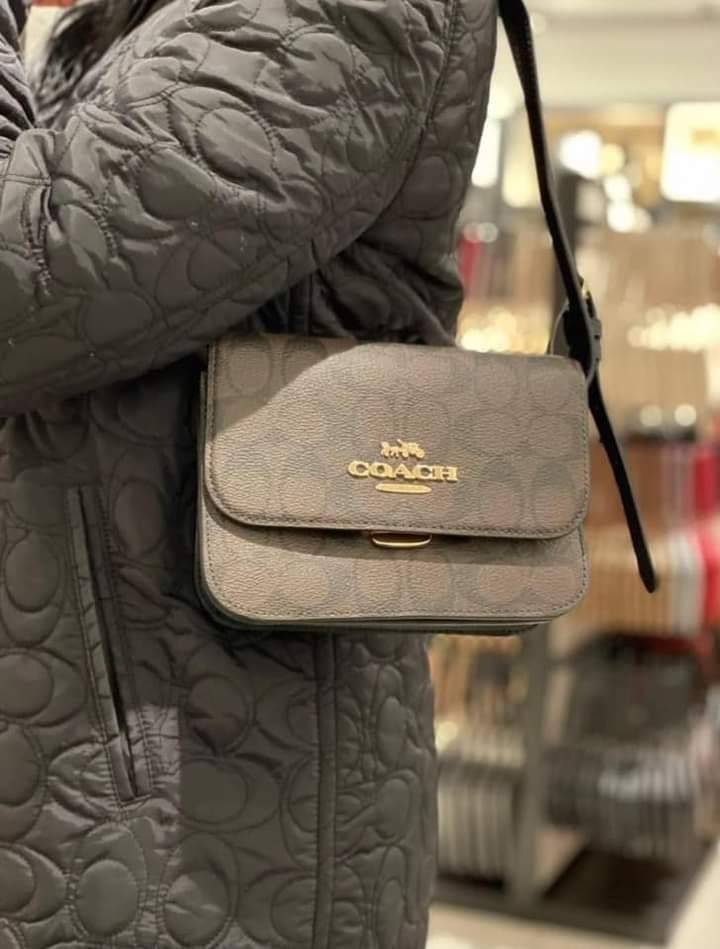 COACH BRYNN FLAP CROSSBODY IN SIGNATURE CANVAS (COACH C5633)🍁สวยหรู ทะลุ เกินเบอร์มาก//กระเป๋าสะพายข้าง หรือจะถือเป็นครัชก็เก๋แบบเลิศๆ>> มีสายยาวถอดได้ ปรับระดับได้ //วัสดุหนังแคนวาส ตกแต่งดีเทลหรูด้วยหนังแท้ และอะไหล่สีทอง งานสวย คมกริบ //เ