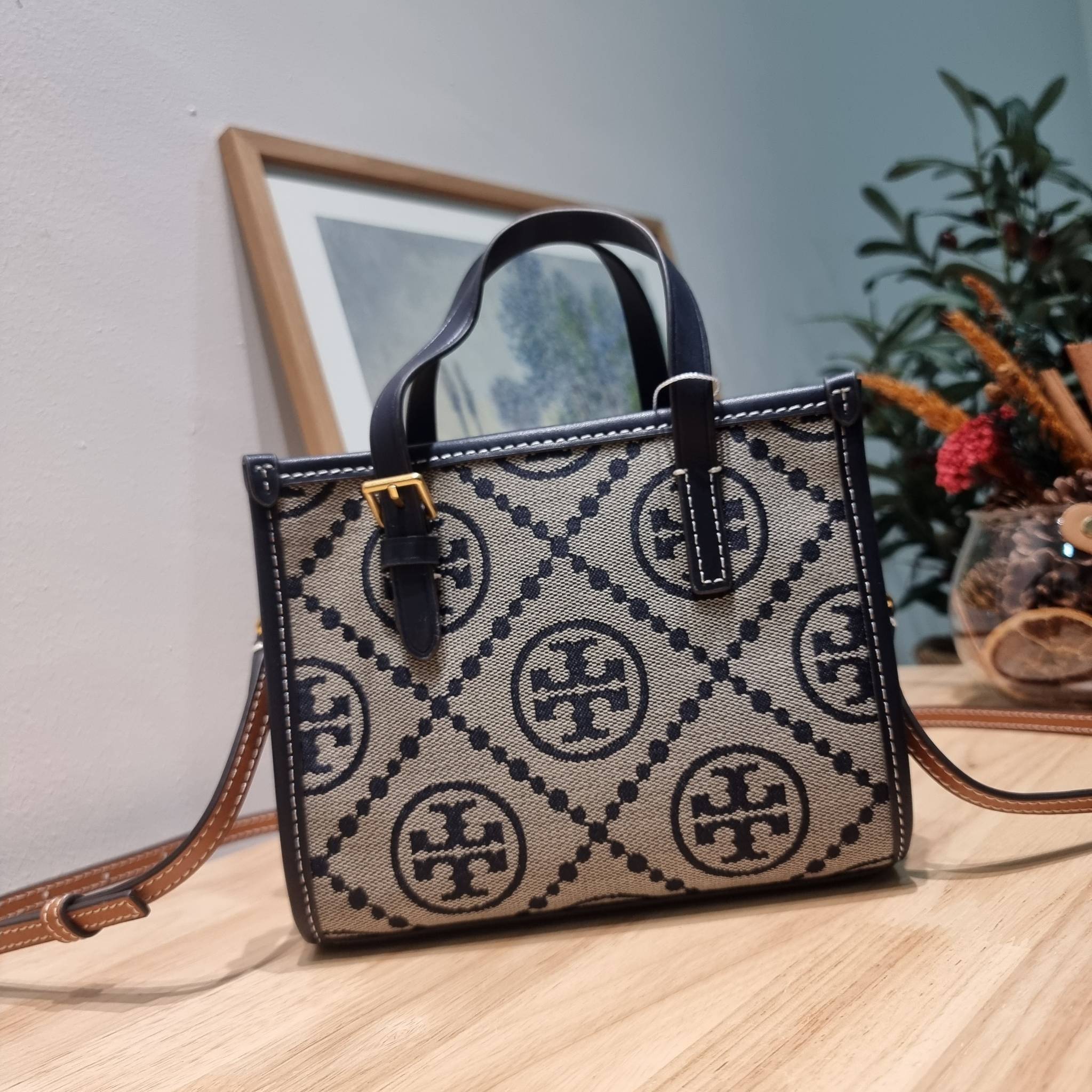 TORY BURCH MINI T MONOGRAM SQUARE TOTE รุ่นใหม่ล่าสุด คิ้วท์กว่าใคร! กับไอเท็มโมโนแกรมสุดฮิต กระเป๋าทรงโท้ทไซส์มินิ น่ารักน่าใช้มากๆ ให้คุณได้เพลิดเพลิน และคล่องตัวมากๆ