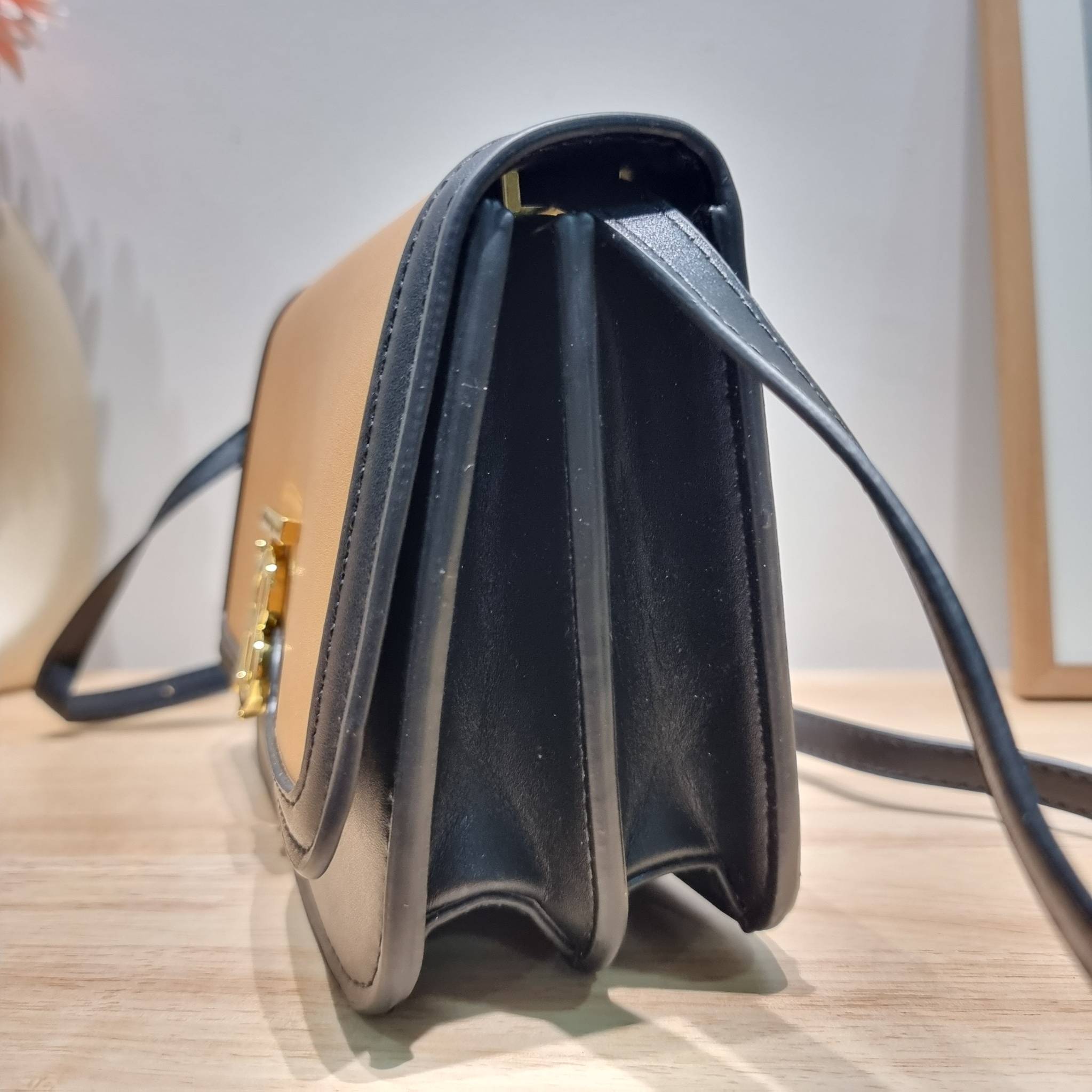BURBERRY FRAGRANCES CROSSBODY BAG / BURBERRY SMALL CHECK CANVAS AND LEATHER TB BAG เบสท์ไอเท็ม!! คอลเลคชั่นที่ปังตลอดปี รอบนี้ออกแบบสไตล์ผู้ดีอังกฤษ เป็นเอกลักษณ์ london check โดดเด่น