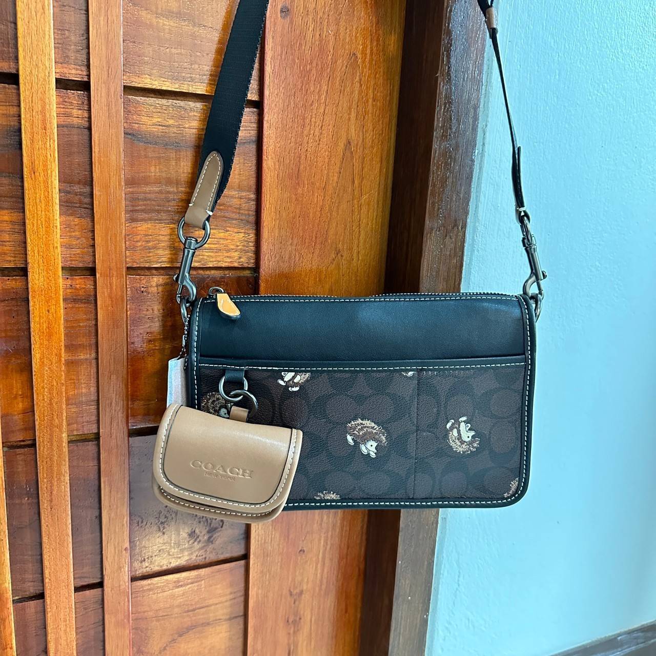 Coach Heritage Convertible Crossbody In Signature Canvas With Creature Print( cc131) กระเป๋าไฮบริดแบบถอดได้รุ่นใหม่ หล่อเท่ส์ สะพายสามารถสะพายทำงานดูดีสุดๆคะ มาพร้อมกระเป๋าใบเล็กห้อยสุดเก๋ วัสดุแคนวาสตัดขอบหนังแท้ เปิด ปิดด้วยซิป ซับในผ้า ด้านนอกกระเป๋าเป