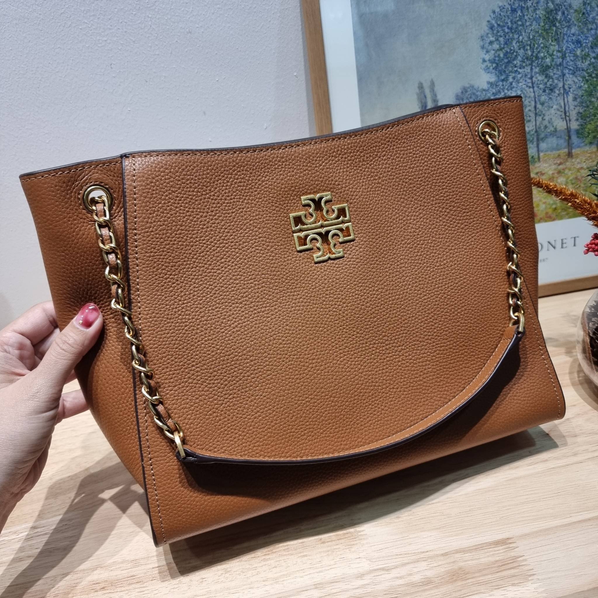 TORY BURCH BRITTEN SMALL SLOUCHY TOTE / TORY TOTE BAG / TORY BAG กระเป๋าสะพายตัวแม่ รุ่น top ที่สวยดูแพง ใช้งานสะดวกมาก ดีไซน์ออกมาได้เรียบหรู ผู้ดี