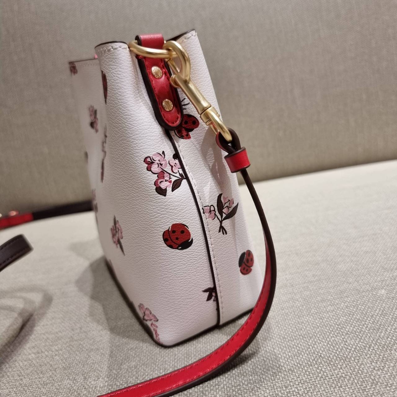 COACH MINI TOWN BUCKET BAG IN SIGNATURE CANVAS WITH VINTAGE MINI ROSE PRINT ((7270 7268 7267)) คอลเลคชั่นใหม่ล่าสุด!! น้องสาวคนสวยมาแล้วจ้า สดใสต้อนรับเทศกาลคริสต์มาส 🎅🎄 กระเป๋าบัคเก็ต ไซส์มินิ ใบจริงน่ารักม้าก!! น่าใช้แบบที่สุด วัสดุหนังแ