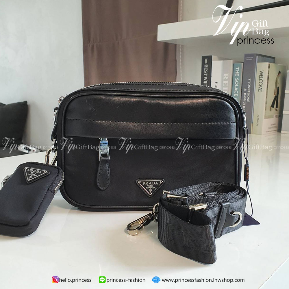 Prada วัสดุทำจาก หนังสลับNylon สามารถกันน้ำได้ ตัวกระเป๋าอยู่ทรงสวย ขนาดกำลังพอดี ไม่เล็กไม่ใหญ่ไป แถมมากับกระเป๋าห้อยใบเล็กคุ้มสุดๆ #อะไหล่เงินทั้งใบ ด้านหลังมีช่องใส่ของ เปิดปิดด้วยซิป ภายใน มีโลโก้แบรนด์ และช่องใส่ของแยก บุผ้าลายแบรนด์ สามารถใส่ มือถือ