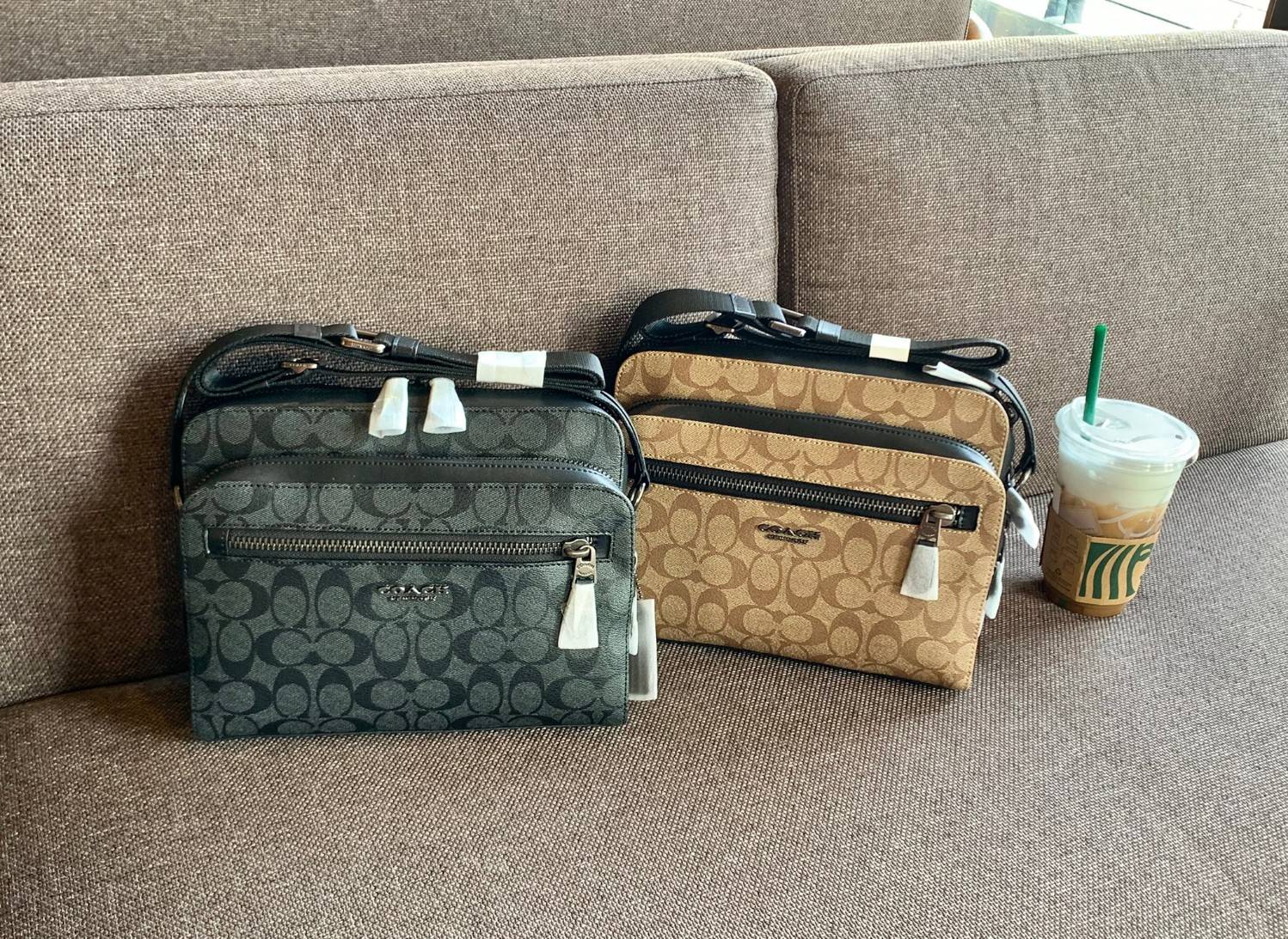 พร้อมสีออกใหม่ ห้ามพลาดค่าา!! COACH WEST CAMERA BAG IN SIGNATURE ((91485)) 🔺กลับมาตามคำเรียกร้องค่าา! กระเป๋าสะพายผู้ชาย((ผู้หญิงก็ใช่สวยทีเดียวค่ะ😘)) หนังแท้ ล่ยหนังCanvasสวยค่ะ มีช่องซิปหน้า//ช่องซิปกลางกว้าง//ช่องหลักแบบซิปคู่ ใส่สัมภาร