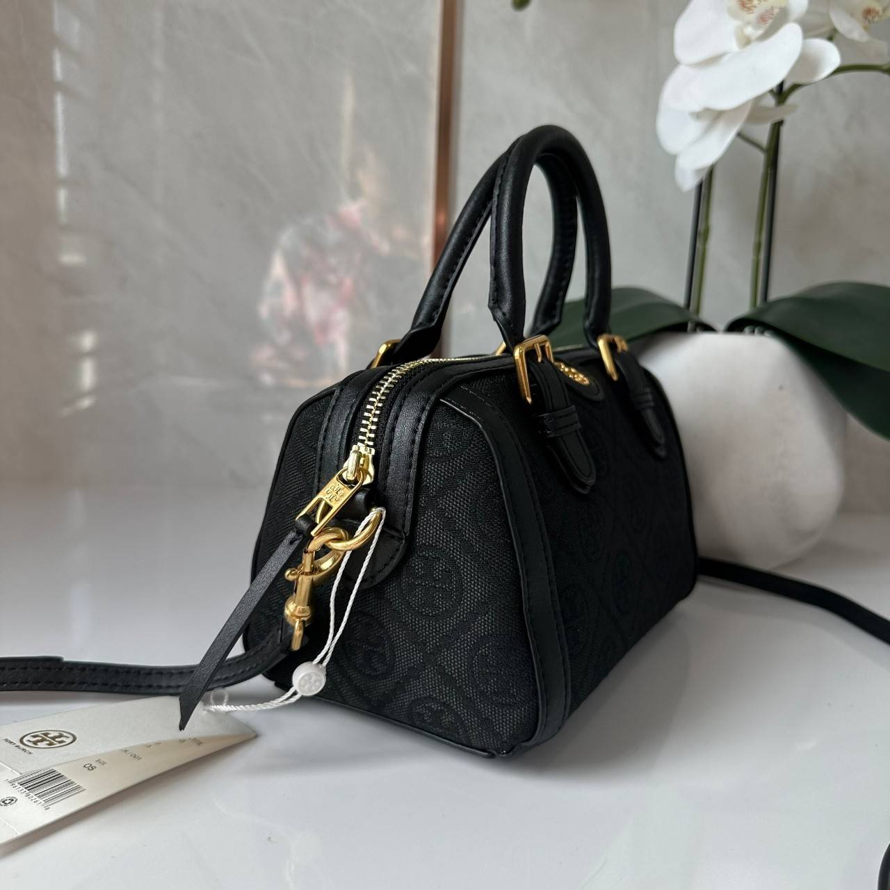 Small TORY BURCH T MONOGRAM PETITE BARREL BAG in black / Tory Bucket Bag สีดำคลาสสิก กระเป๋าทรงขนมจีบ กระเป๋าทรงหมอนดีไซส์มินิน่ารัก