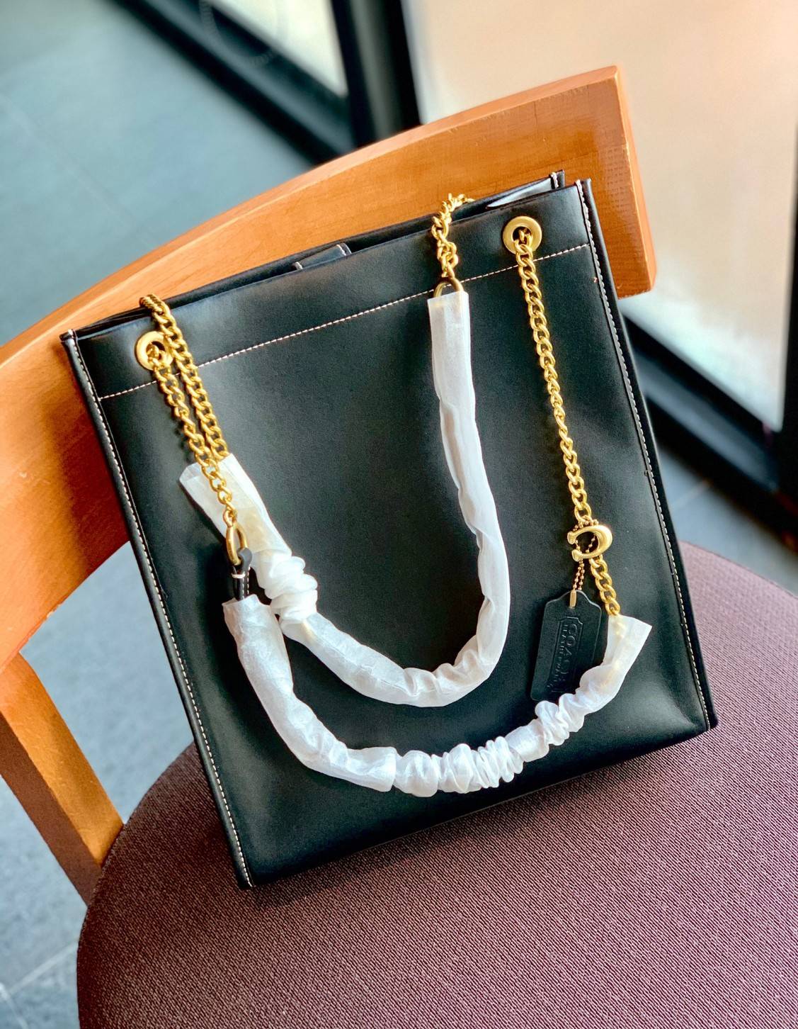 LIMITED EDITION 📣รุ่นใหม่ล่าสุด ยังไม่มีในช๊อปไทยจ้าา❗️ COACH CHAIN CASHIN TOTE ((C6338//C6620)) พร้อมส่ง สินค้าเข้าใหม่ ห้ามพลาดค่าา! กระเป๋าทรงTote สูง สามารถใส่เอกสาร//A4 ได้ วัสดุหนังแท้นิ่ม น้ำหนักเบาค่ะ 🔺จุดเด่นของรุ่นคือสายสะ