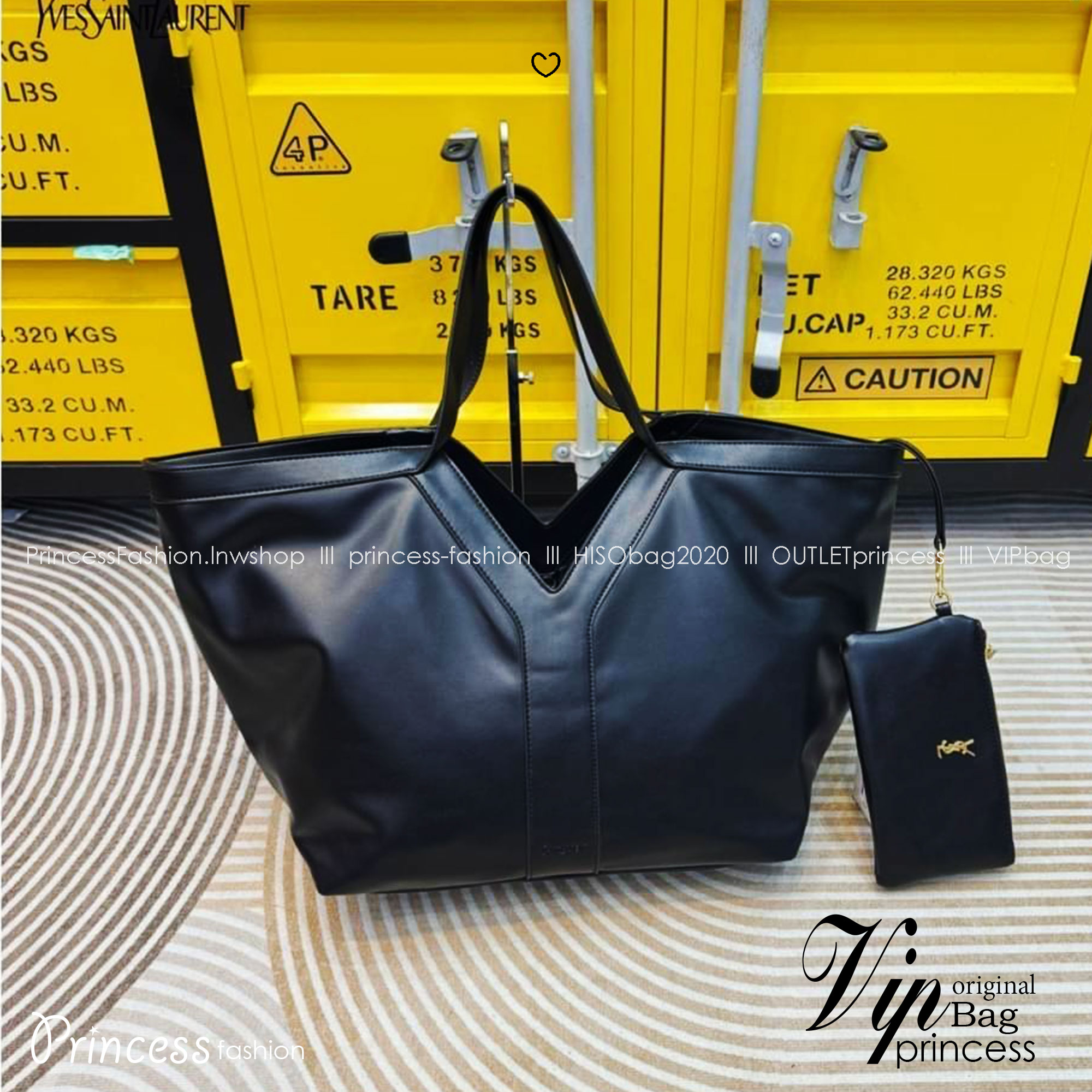 YSL Y TOTE IN LEATHER BAG กระเป๋าสะพายทรงโท้ทใบใหญ่ รุ่นใหม่ล่าสุด งานหนังสวยเต็มใบ ดีไซส์เรียบหรูดูแพงอย่างแท้จริง ภายในโล่งกว้างมาก จุของได้เยอะสุด เอาใจสายแบกแต่ยังคงความหรูไว้ในตัวอย่างแน่นอน