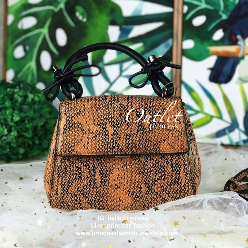 CHARLES & KEITH DOUBLE BOW LEATHER TOP HANDLE SNAKE PRINT BAG กระเป๋าถือ/สะพายใบน่ารัก ขนาดกำลังดี หูหิ้วแต่งโบว์น่ารัก เปิดปิดด้วยตัวกดล็อก ด้านในจุของพอสมควรเลยค่ะ ใส่ iPhone plus /กระเป๋าเงินใบกลางได้ มีสายสะพายยาวถอดและปรับสายได้ 1 เส้น รุ่นนี้น่ารักจ