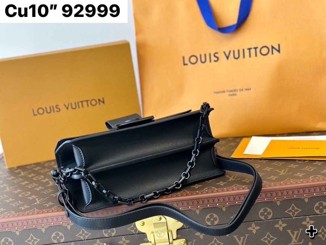 LV Dauphine MM Monochrome Black กระเป๋าสะพายทรงคลาสสิคลุคคุณหนูคุณนาย ยกระดับหนังแมตต์โทนสีดำโมโนโครมจากคอลเลคชั่น Black Out ดีไซน์ตัวล็อก LV สวยหรูเป็นเอกลักษณ์