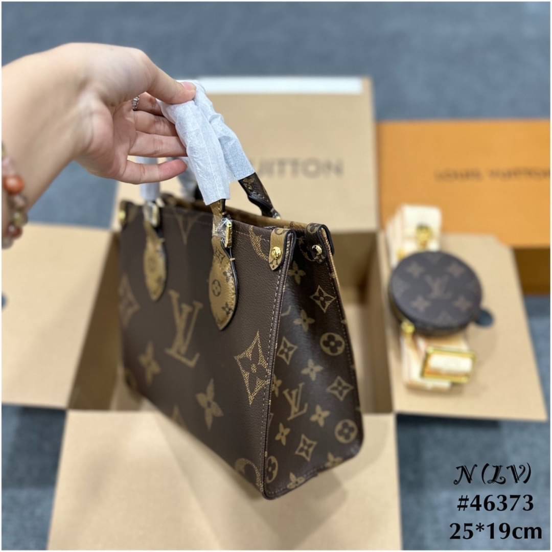 LV OnTheGo PM monogram tote bag กระเป๋าทรงโท้ทที่ใครเห็นต้องเป็นหลงรัก สีทูโทน 2 ด้าน ใช้งานได้ไม่มีเบื่อ ขนาดกำลังสวยคลาสสิค ผู้ดี หรูหราได้ทุกลุค ทุกสไตล์