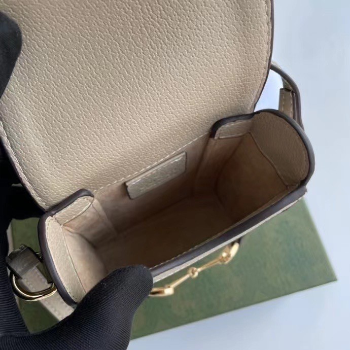 Gucci Horsebit 1955 mini bag / Gucci Phone Bag เกรดใช้งานสลับใบจริงได้ ออริจินอล รุ่นยอดฮิต ไซส์มินิ ที่ใครๆก็ต้องรู้จัก!! กับกระเป๋าขนาดมินิ ได้รับแรงบันดาลใจมาจากดีไซน์ดั้งเดิม ซึ่งแอคเซสเซอรี่นี้โดดเด่นด้วยรายละเอียดดั้งเดิมที่ทันสมัยโดยเน้นที่ฮอร์สบิต