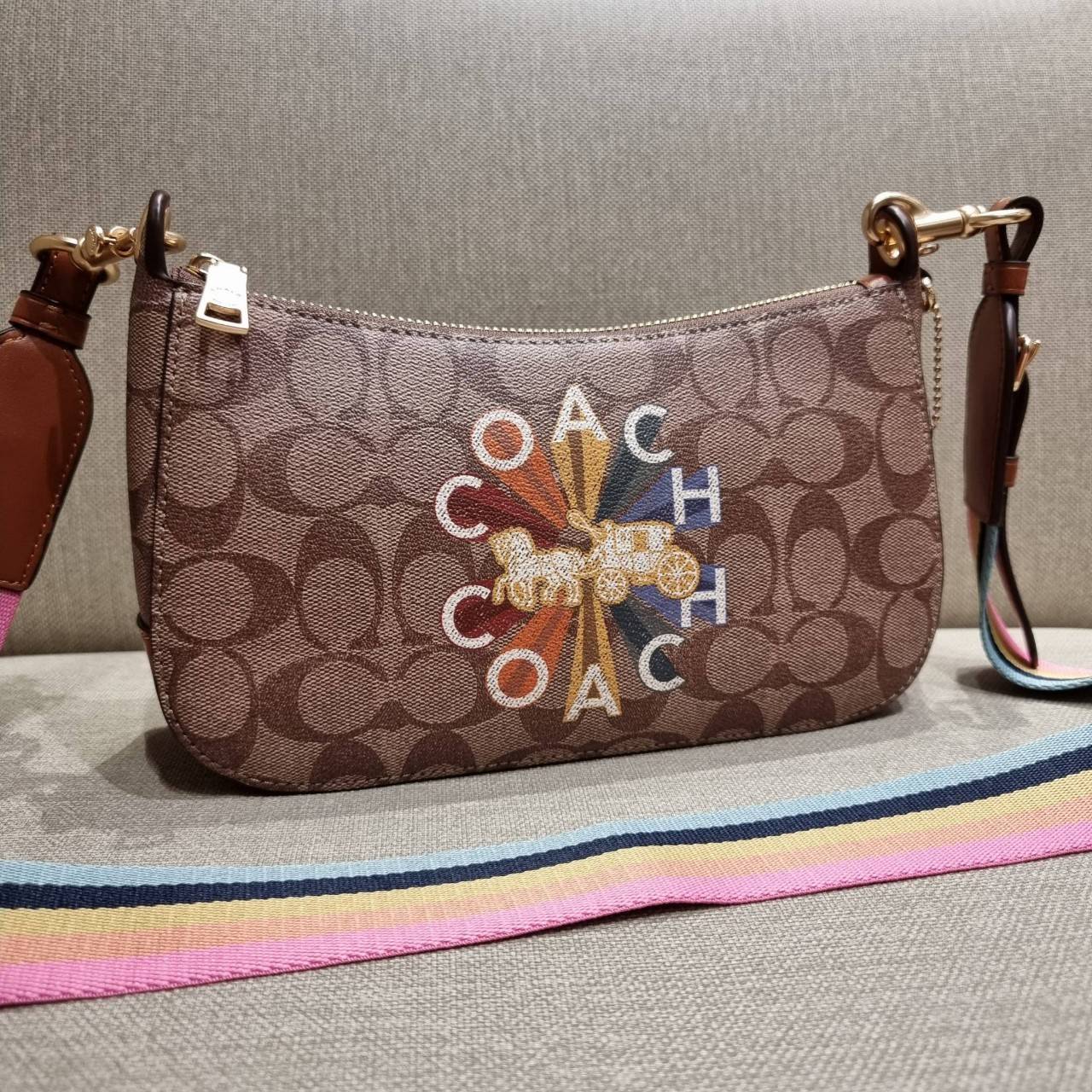 COACH C7264 C6823 C6817 JES BAGUETTE IN SIGNATURE CANVAS คอลเลคชั่นใหม่ล่าสุด พร้อมเสิร์ฟความสวยถึงบ้านเช่นเคย!! กระเป๋าสะพายทรงบาแกตต์ ดีไซน์ย้อนยุค ที่แอบแฝงความเรียบหรูดูแพงอยู่ในตัว โดดเด่นด้วยสายสะพายเส้นใหญ่ โทนสีคอนทราส ทำให้ไอเท็มนี้ดูมีลูกเล่นมาก