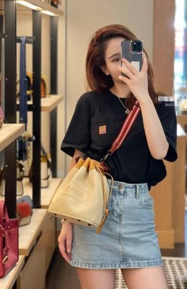 COACH Color-Block Leather Field Bucket Bag ((C3850//C3851)) พร้อมส่งที่ไทย ใหม่ล่าสุดค่ะ! กระเป๋าทรงขนมจีบ สุดฮิต ใช้ได้กับทุกๆวัน หนังแท้ลายหนังสวยนิ่มมือดีค่ะ ด้านหน้ามีโลโก้แบรนด์ตังใหญ่ ปากกระเป๋าแบบหูรูด ปล่อยหนังห้อยยาวลงมา ภายในกระเป๋ากว้างใส่กระเป