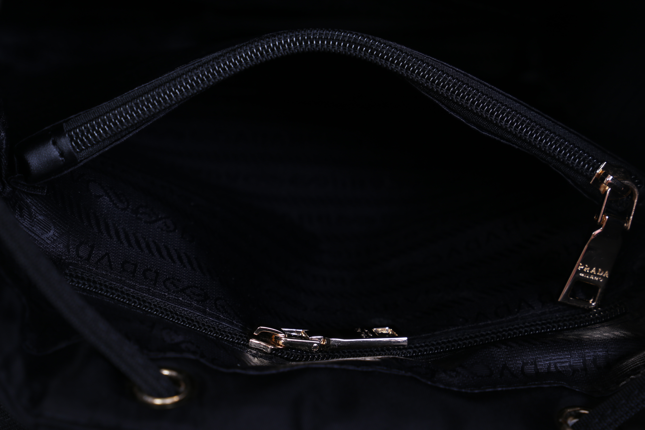 Prada Nylon Drawstring Backpack Bag สินค้า Premium gift จากเค้าเตอร์แบรนดืต่างประเทศ แท้ 100% กระเป๋าสะพายเป้ รุ่น Limited Edition VIP GIFT ทำจากวัสดุผ้า Nylon เนื้อหนา คุณภาพดี ทรงสวย ดีไซน์เกร๋ สไตล์ Prada ด้านหน้ามีช่องกว้างใส่ของจุกจิก อะไหล่ทอง สวยหร