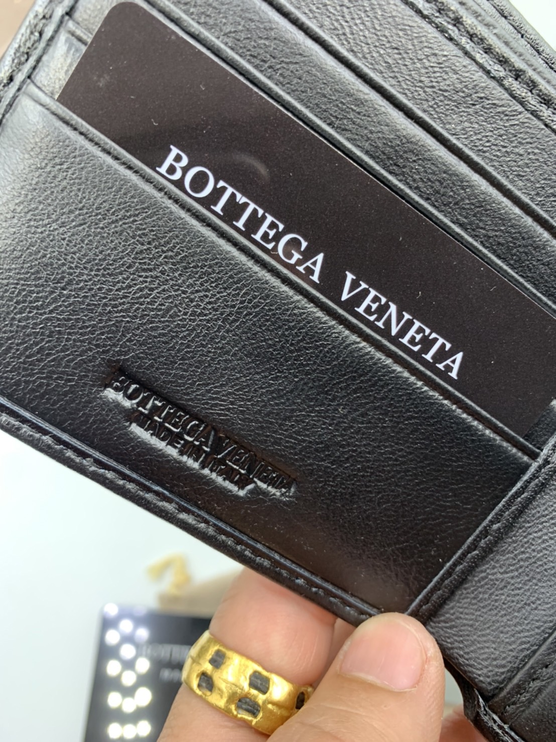หนังแท้ BOTTEGA VENETA WALLET / BV Wallet พร้อมส่งที่ไทย กระเป๋าสตางค์ใบสั้นคุณผู้ชาย รุ่นตามหา มาเท่าไหร่ไม่เคยพอเลยค่า เป็นรุ่นคลาสสิกที่หยิบมาใช้งานได้บ่อยที่สุด งานหนังลูกวัวแท้ทั้งใบ ใช้ทนทานได้นาน ใช้ทนทานได้นานภาพสินค้าถ่ายจากงานขายจริง ใช้งานต่างป