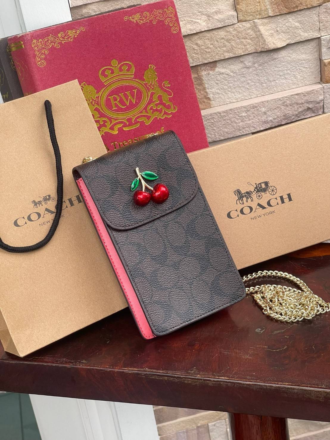 COACH PHONE CASE CROSSBODY BAG ((73486//76988//76357//39955//91046)) COACH NORTH/SOUTH CROSSBODY IN SIGNATURE CANVAS กระเป๋าใส่โทรศัพท์รุ่นนี้ มีความโดดเด่นทั้งดีไซน์และคุณสมบัติในการใช้งาน ด้วยลวดลายที่มีซิกเนเจอร์เป็นเอกลักษณ์แล้ว ด้านหลังยังมีช่องใส่กา