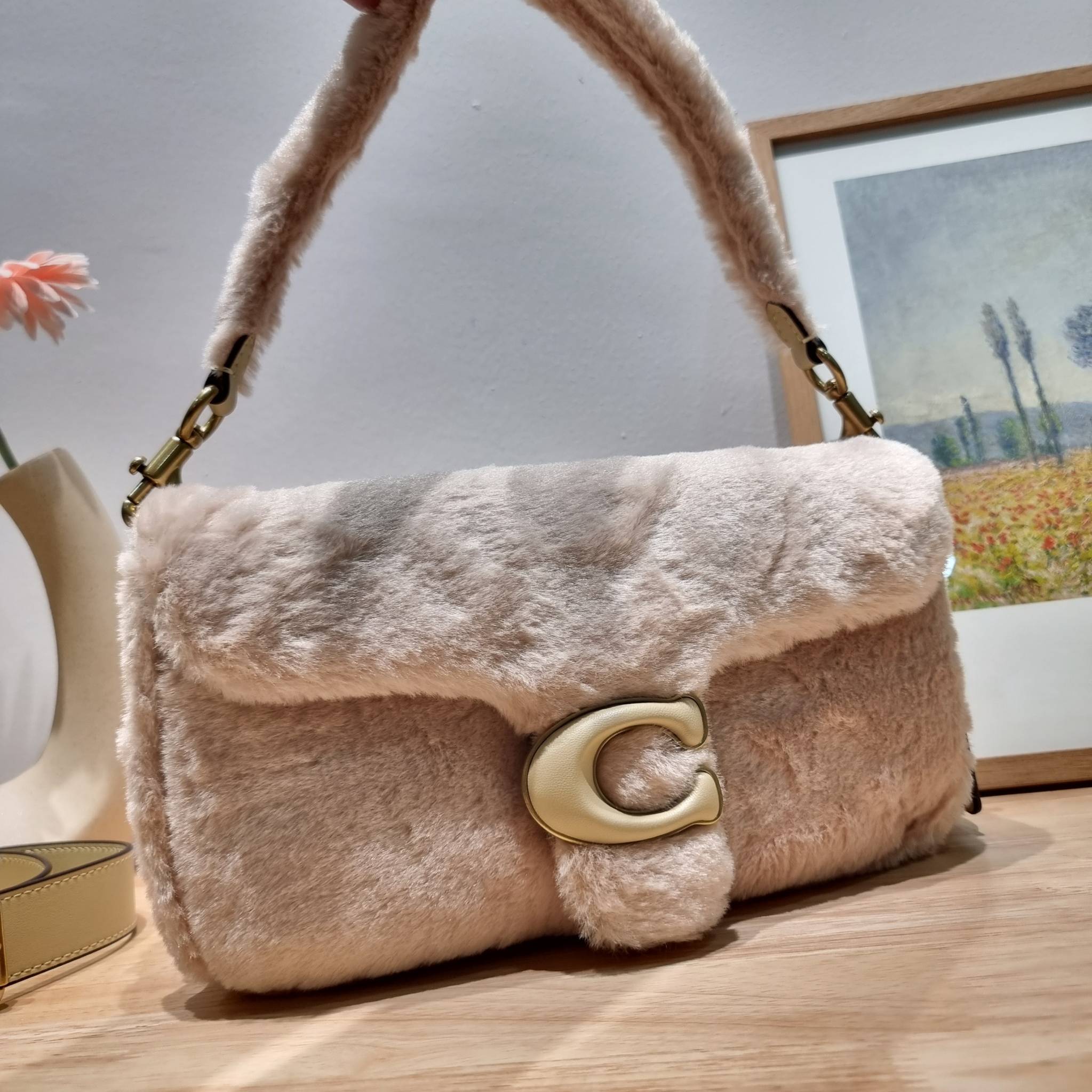 Coach pillow tabby shoulder bag 26 in shearling / COACH LEATHER COVERED C CLOSURE CC445 ใหม่ล่าสุดต้อนรับฤดูหนาว กับคอลเลคชั่นคุณหนู กระเป๋าสะพายไหล่ ดีไซน์วินเทจย้อนยุคตกแต่งขนรอบใบนุ่มฟู สวยลูกคุณมาก!! เปิด-ปิดด้วยกระดุมแม่เหล็ก รับรองแน่นหนา ภายในเป็นช