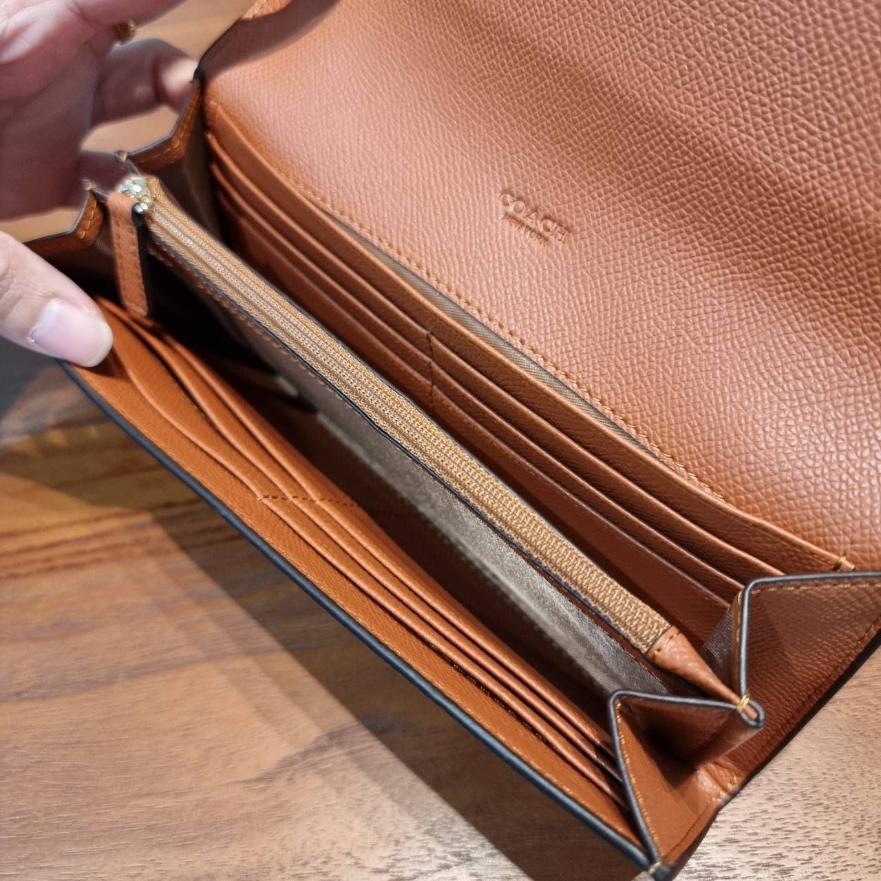 COACH F52601 POP SLIM ENVELOPE WALLET IN SIGNATURE รุ่นขายดี ขายหมด!! รุ่นหายาก!! เติมสต็อคจ้า!! กระเป๋าสตางค์รุ่นฝาพับ ดีไซน์เรียบหรู คลาสสิค ใช้งานง่ายและสะดวกมากๆ ด้วยซองซิปที่เสียบด้านหลัง ถอดแยกออกมาใช้ได้ หรือเอาออก พกกระเป๋าเดี่ยวๆก็ได้ ถือใบนี้ดูไ