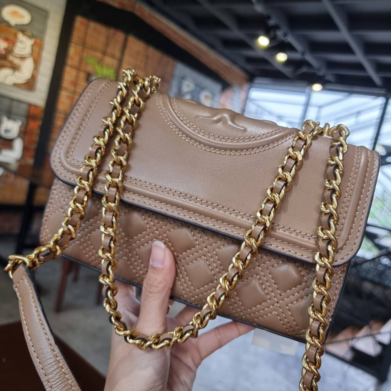 TORY BURCH FLEMING SMALL CONVERTIBLE SHOULDER BAG แรร์ไอเท็ม สีมาใหม่ นิวซีซั่น สวยหรู ดูผู้ดีสุด!! กระเป๋าสะพายข้าง ไซส์กำลังดี สวยอยู่ทรง ดีไซน์ตอบรับไลฟ์สไตล์สาวๆได้เป็นอย่างดี วัสดุหนังแท้เต็มใบ เปิด-ปิดด้วยแถบแม่เหล็ก ด้านหลังมีช่องเก็บของได้ ภายในมี