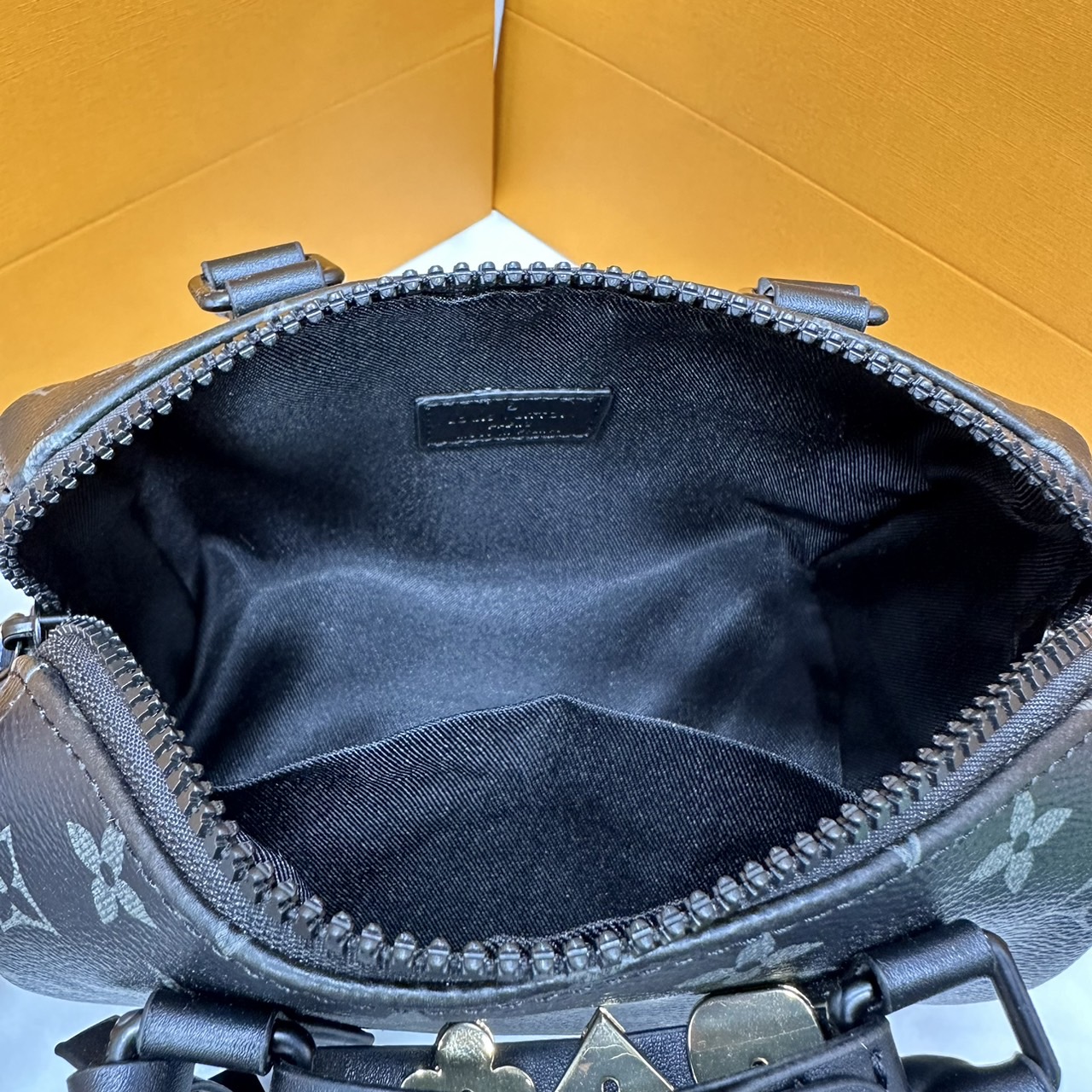 LV Speedy Bandoulière 7" Bicolor Monogram Bag / LV Keepall Bag น้องกระเป๋าทรงหมอนไซส์มินิน่ารัก ดีไซน์น่าใช้มากๆ โทนสีใหม่สวยคลาสสิค รูปทรงโดดเด่น ภายในเป็นช่องกว้าง มาพร้อมสายสะพาย ใบจริงสวยเกินเบอร์!! ไม่ผิดหวังจ้า