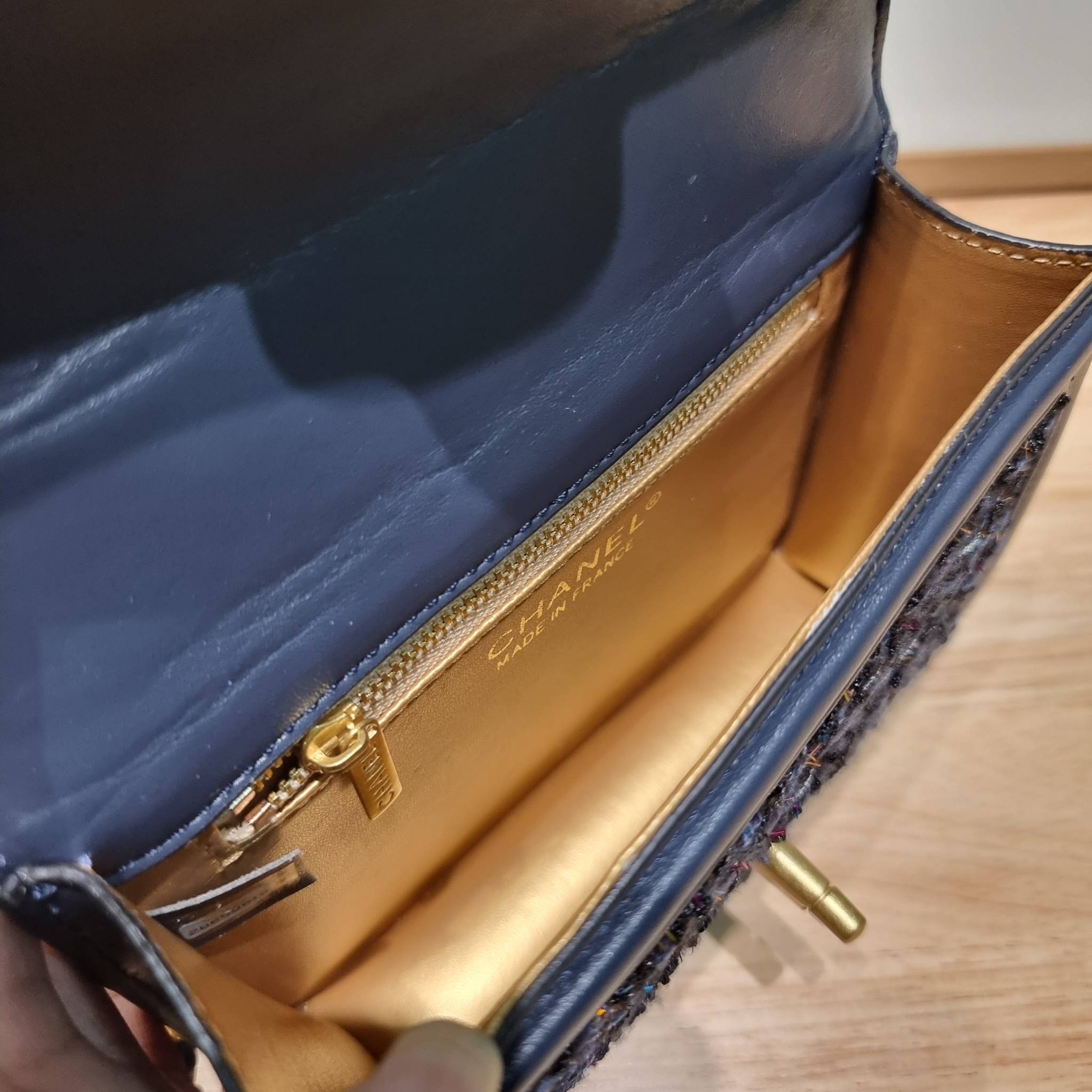 Chanel tweed mini flap bag / Chanel mini top handle กระเป๋าสะพายงานผ้าทวิตเอกลักษณ์เฉพาะของแบรนด์ งานสวยเป๊ะ มาพร้อมสายยาวถอดออกถือสวยๆเริ่ดๆ คิวท์มาก!! ดีเทลน่ารักเพียบ!!