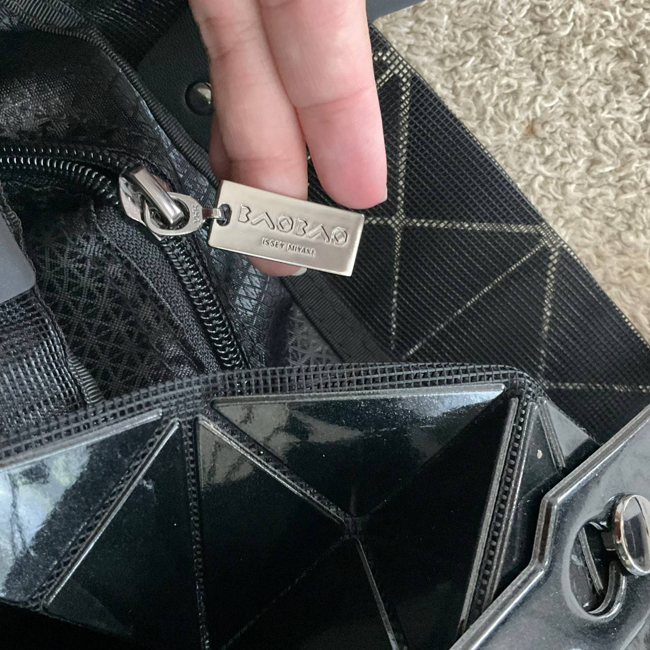 BAO BAO ISSEY MIYAKE TOTE BAG (6x6) กระเป๋าสะพายไหล่ ใบใหญ่ ทรงโท้ท จุดเด่นคือ ปรับได้หลายทรงตามเอกลักษณ์เฉพาะของแบรนด์นี้ ด้านในใส่ของได้เยอะมาก ใส่ไอแพด สมุดโน้ตได้สบายเลย พร้อมช่องซิปใส่ของให้อีกหนึ่งช่อง วัยทำงานหรือวัยนักศึกษา อย่างน้อยต้องมีแบรนด์นี