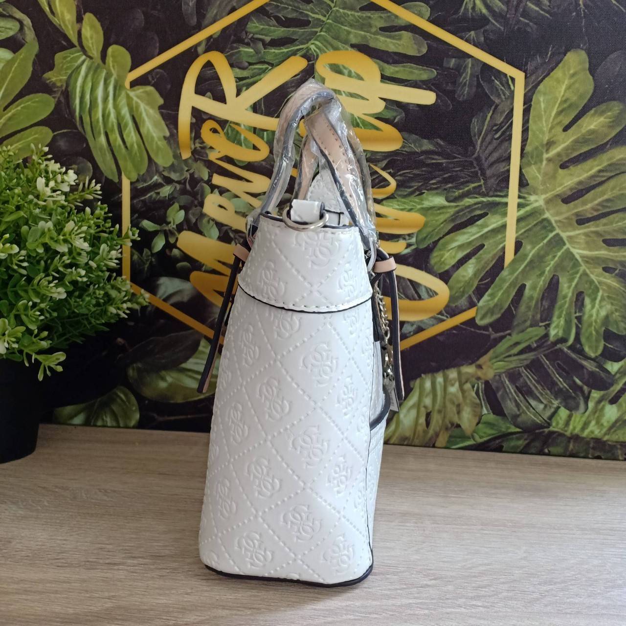 กระเป๋าหนังเรียบอยู่ทรง ปั้มลาย GG เก๋ตรงหูกระเป๋าเป็นสีทูโทน ตัดกับ สีกระเป๋า ด้านหน้าประดับด้วยป้ายโลหะ โลโก้แบรนด์ เปิดปิดด้วยซิปบน ภายในมีช่องซิป และช่องเล็กอีก 3 ช่อง สายยาวปรับระดับได้ ถอดออกได้ หูหิ้วปรับระดับได้ค่ะ