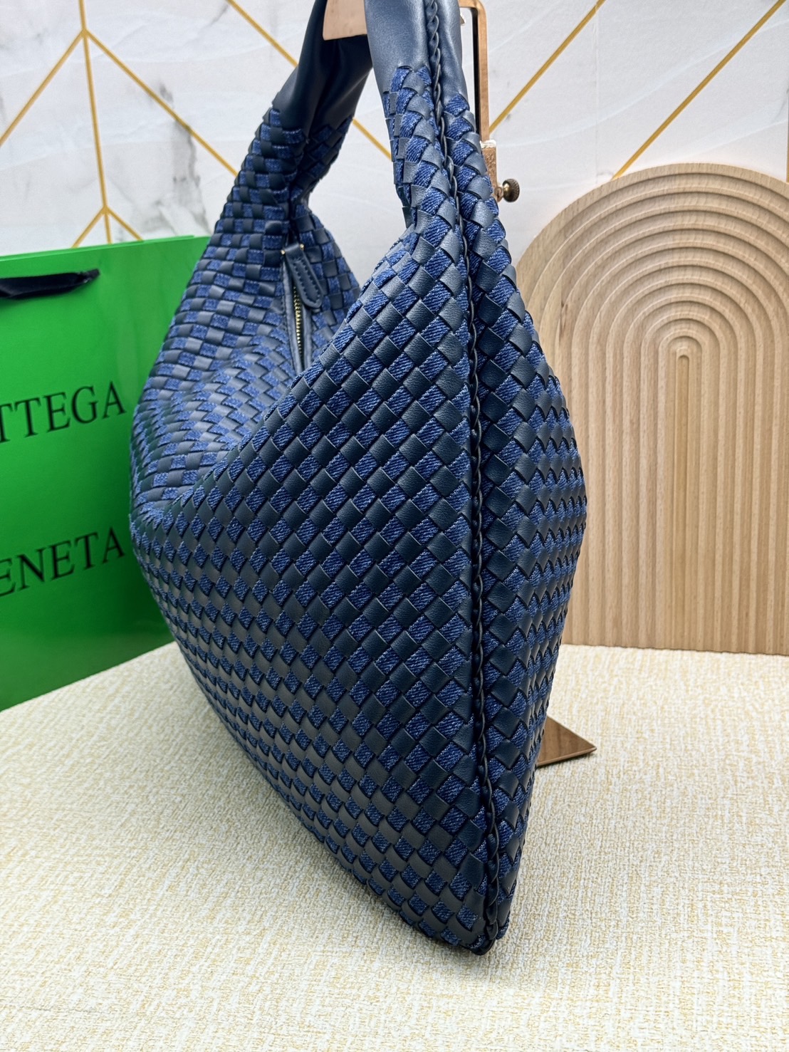 BOTTEGA Hop Large denim and leather tote bag in blue 47cm / BOTTEGA Hobo Bag กระเป๋าสะพายไหล่ใบใหญ่ จุของได้เยอะมาก วัสดุเดนิมคอตตอน ดีไซส์สานเป็นเอกลักษณ์สวยงาม เกรดออริ 1:1