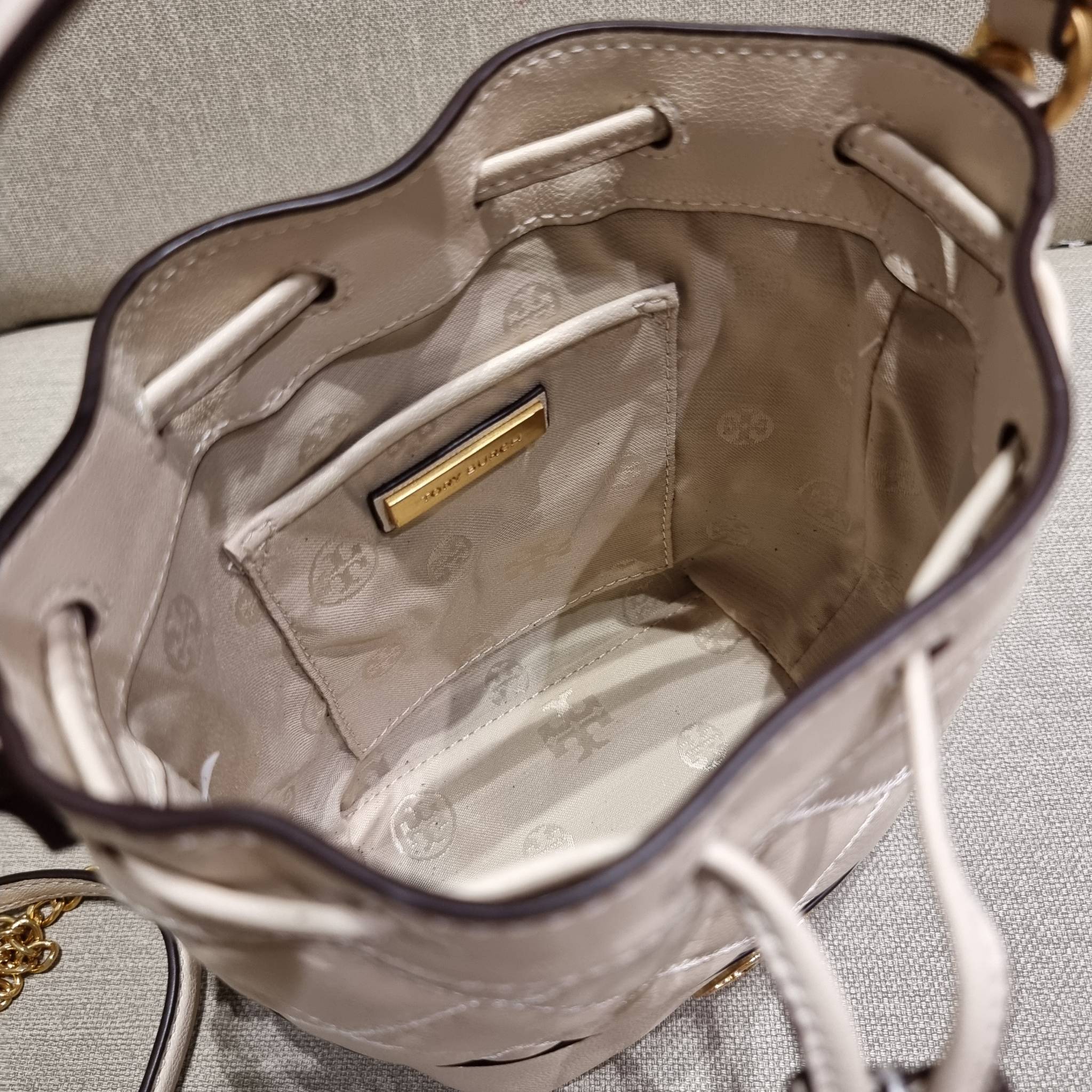 TORY BURCH WILLA MINI BUCKET BAG NEW ARRIVAL สุดปัง กระเป๋าสะพายทรงบัคเก็ต สวยผู้ดี โดดเด่นด้วยโลโก้สีทองดูหรู อัพลุคผู้ดี๊ผู้ดี วัสดุหนังแท้ ดีไซน์บุนวม เส้นคมดีเทลหรู เปิด-ปิดหนังรูดปากกระเป๋า มีหูหิ้วในตัว คล้องแขนเก๋ๆ ภายในเป็นช่องโล่ง มีช่องย่อย ใส่ข