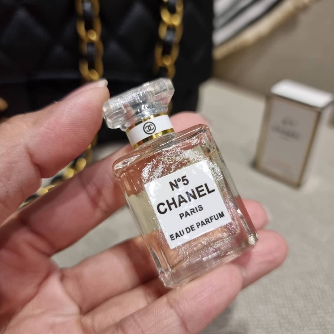 VIP 🥂 CHANEL LARGE CLASSIC JUMBO HANDBAG RARE ITEM!! CHANEL GIFT BOX SET สุดหรูชวนให้สะสมกันอีกแล้วหนึ่ง สุดยอดเดอะเบสท์ไอเท็ม พร้อมเสิร์ฟครบชุด สุดคุ้ม จัดให้กับกระเป๋ารุ่นคลาสสิคฮิตตลอดกาล ใบใหญ่จุแบบสุดๆ พร้อมกับผ้าคลุมไหล่ผืนใหญ่ ผ้าวูลนุ่มสุด