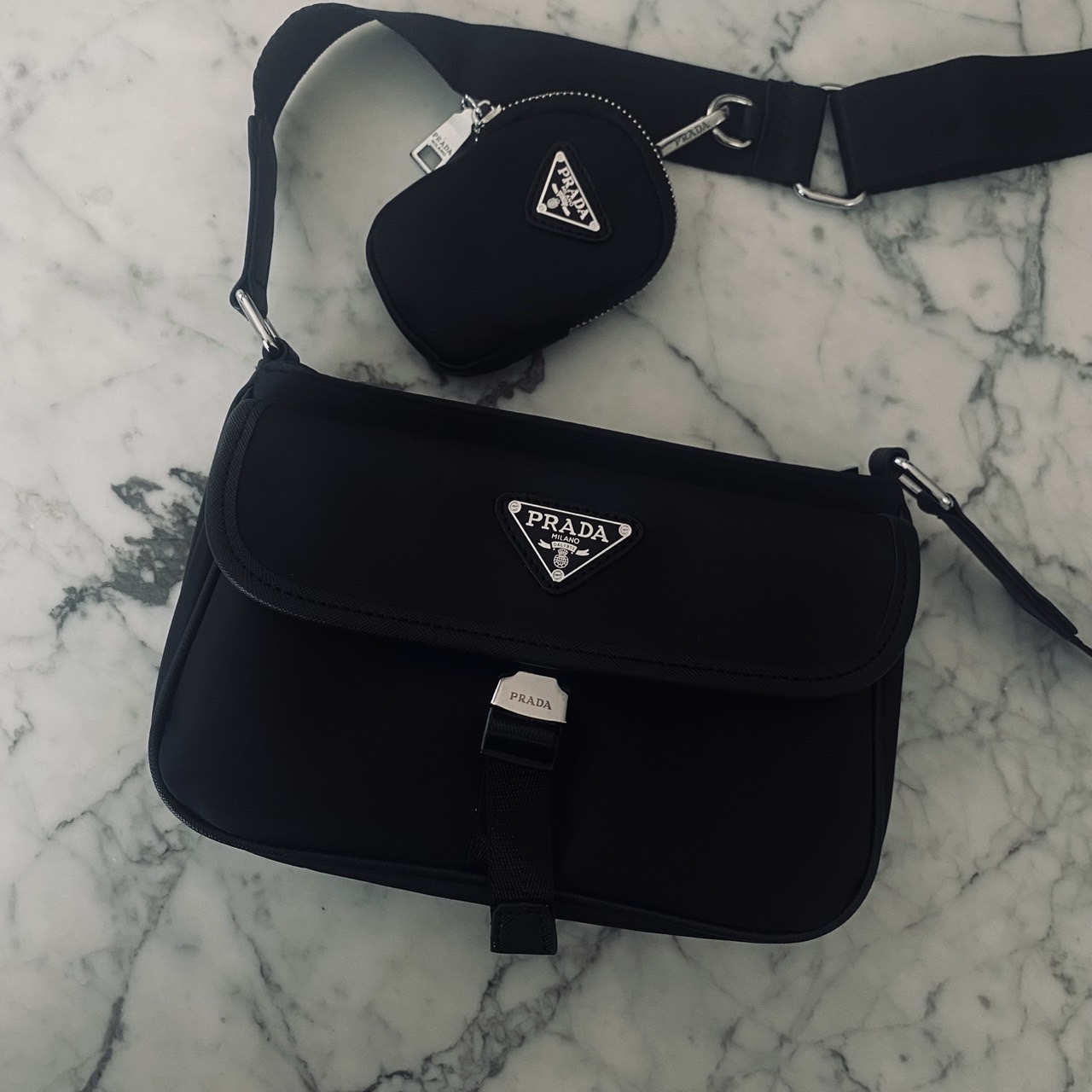 Prada Re-Nylon Messenger Crossbody Bag กระเป๋าสะพายทรงแมสเซ็นเจอร์ รุ่น Unisex ใช้ได้ทั้งชายหญิง รุ่นยอดนิยมดีไซส์เรียบง่าย โทนสีดำคลาสสิกเข้าได้กับทุกลุค