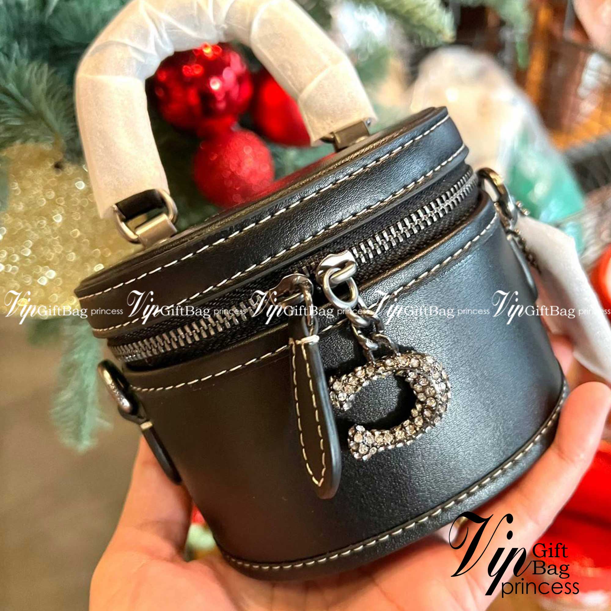 COACH TRAIL CROSSBODY 12 IN SIGNATURE CANVAS CE768 // CE769 มอบเป็นของขวัญปีนี้ รุ่นนี้ต้องเข้าแล้วล่ะคะ พร้อมส่งที่ไทยจำนวนจำกัด! ได้ล๊อตเปิดตัวราคาดีสุดมาค่ะ🎁มอบทันใช้ในช่วงเทศกาลปีใหม่นี้กันค่าา สวยไร้ที่ติ ✔️กระเป๋าใส่ของจำเป็นจุกจิก หน