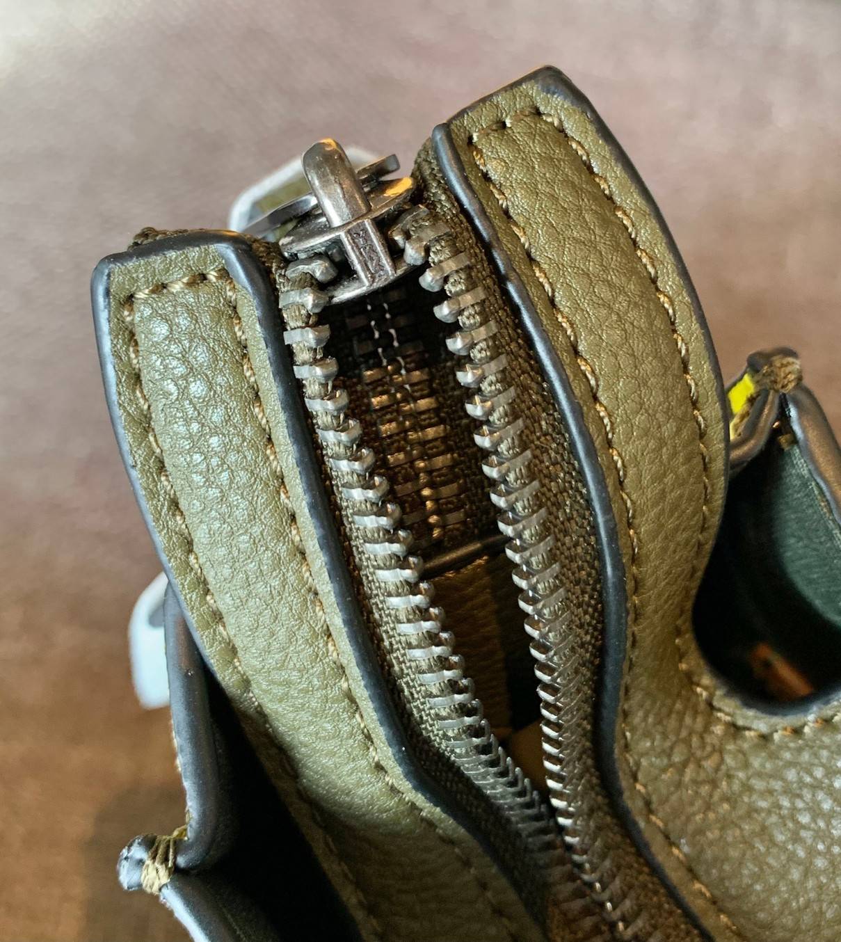 COACH COLORFUL GOTHAM TOTE SIGNATURE ((CA814)) รุ่นนี้ใช้ได้ทั้งผู้ชายและผู้หญิง ขนาดกลางๆกำลังสวยเลยค่ะ ใหม่ล่าสุด ก่อนใคร! กับกระเป๋าที่รังสรรค์สีออกมาได้สดใส เรียกได้ว่าจัดเต็มในเรื่องสีมีเดียวค่ะ หนังแท้ ลายหนังสวย บวกกับโลโก้แบรนด์ทั้งใบที่ลงลายสีได้