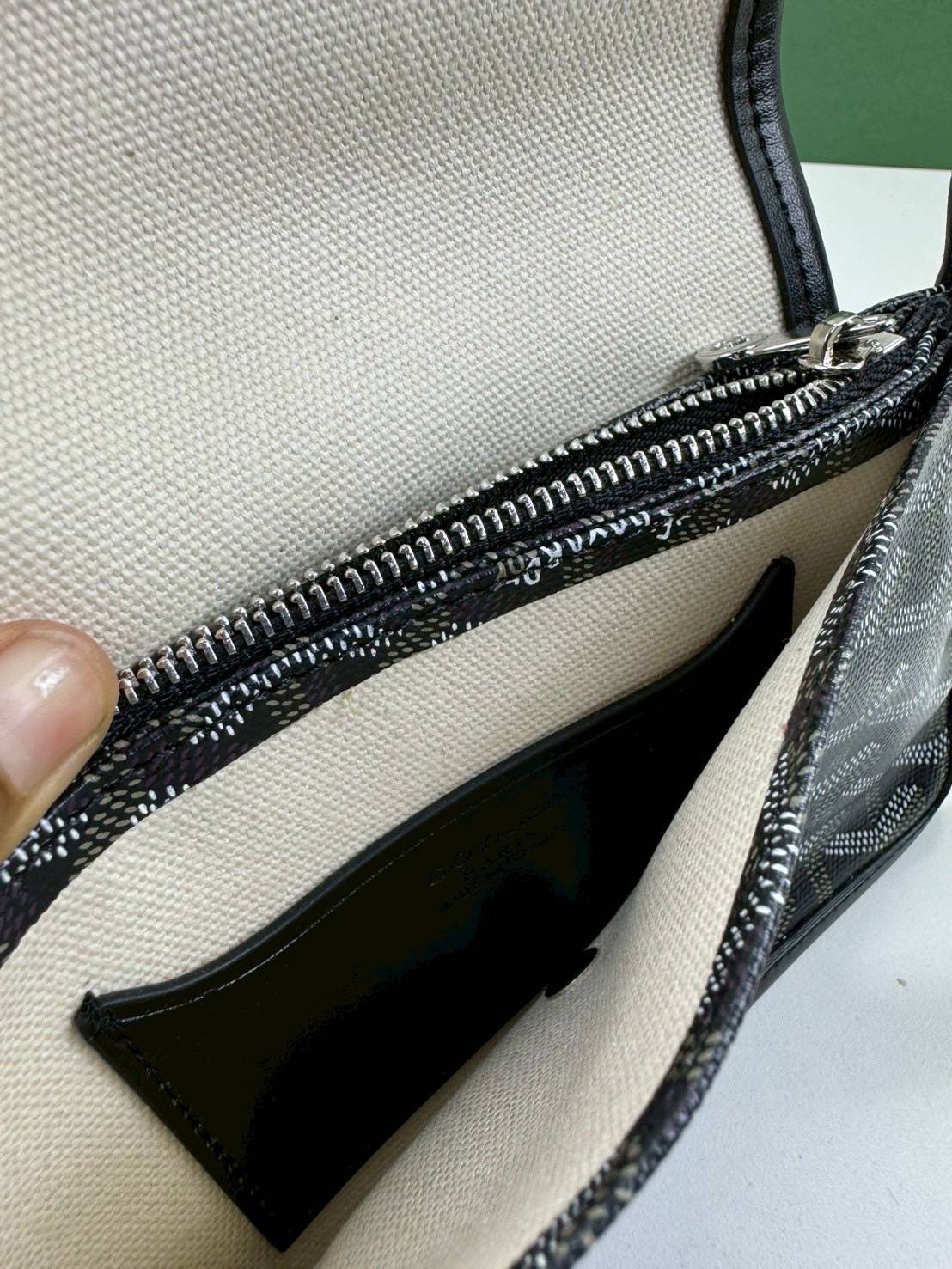 10 สี ORI หนังแท้ | GOYARD Plumet pouch-wallet กระเป๋าสะพายใบเล็กกะทัดรัด ดีไซน์กระเป๋าสตางค์ Plumet ดีไซน์มาพร้อมช่องใส่เหรียญ ธนบัตร และบัตรต่างๆ สามารถสะพายไหล่เป็นกระเป๋าสะพายข้างได้เหมือนกระเป๋าใบเล็ก