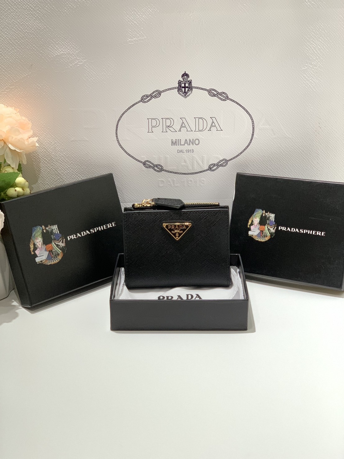 ORI หนังแท้ | Prada Wallet / Prada Small logo-plaque Saffiano Wallet กระเป๋าสตางค์ปราด้าใบกลาง เรียบหรู หนัง Saffiano เนื้อนุ่ม มีฟังก์ชันและสไตล์ให้เลือกด้วยช่องใส่บัตรหลายช่อง