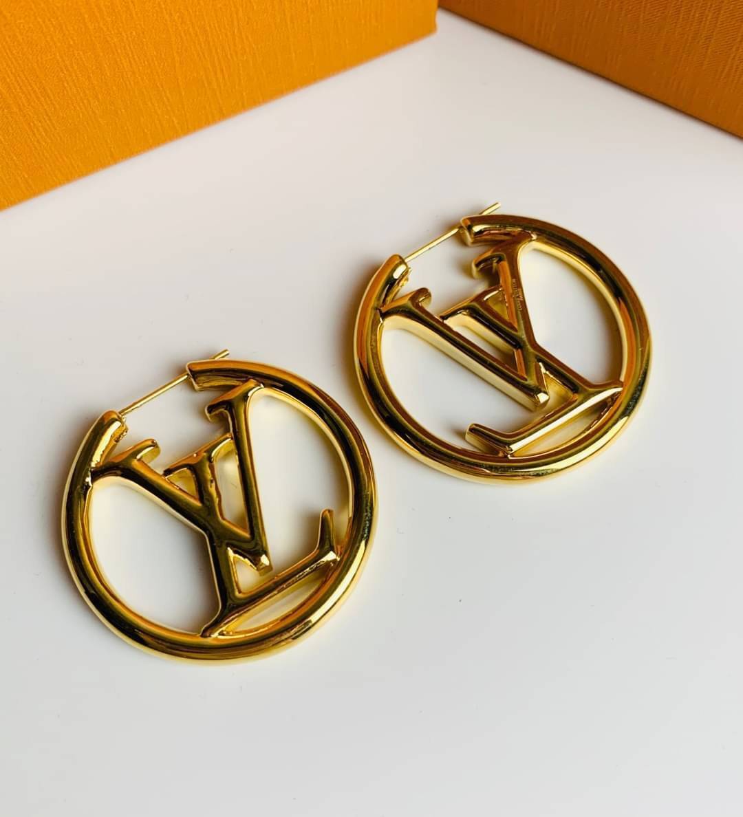 LV earring / Louis Vuitton earring ต่างหูหลุยส์ เกรดออริจินอล งานเคลือบโลหะทอง ไม่ลอกไม่ดำ เงาสวยคล้ายของจริงมากที่สุด สวยหรูหรา ผู้ดี ไฮโซสุดๆ งานเล่นไฟสวยมากค่ะ คอนเฟิม !!!!! เกรดสั่งทำแบบละเอียดที่สุด เก็บรายละเอียดครบ ปั้มโลโก้ สวยมากค่ะ