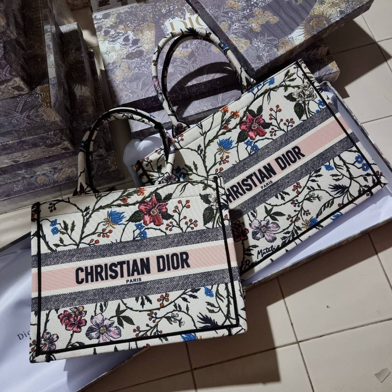 VIP 】HOT ARRIVAL!! DIOR CD SHOPPING BAG WITH GWP กระเป๋าทรงช้อปปิ้งใบใหญ่ จุใจ!! พรีเมี่ยมกิ๊ฟรุ่นดับเบิ้ลฮอต ดีไซน์คลาสสิควินเทจ สวยหรู วัสดุผ้าแคนวาสลายกราฟฟิค ภายในโล่งกว้างมากๆ ใส่ของจุสุดๆ โน้ตบุ้ค ไอแพด กระเป๋าสตางค์ มือถือ หรือเสื้อผ้ายังได้ สะพายค