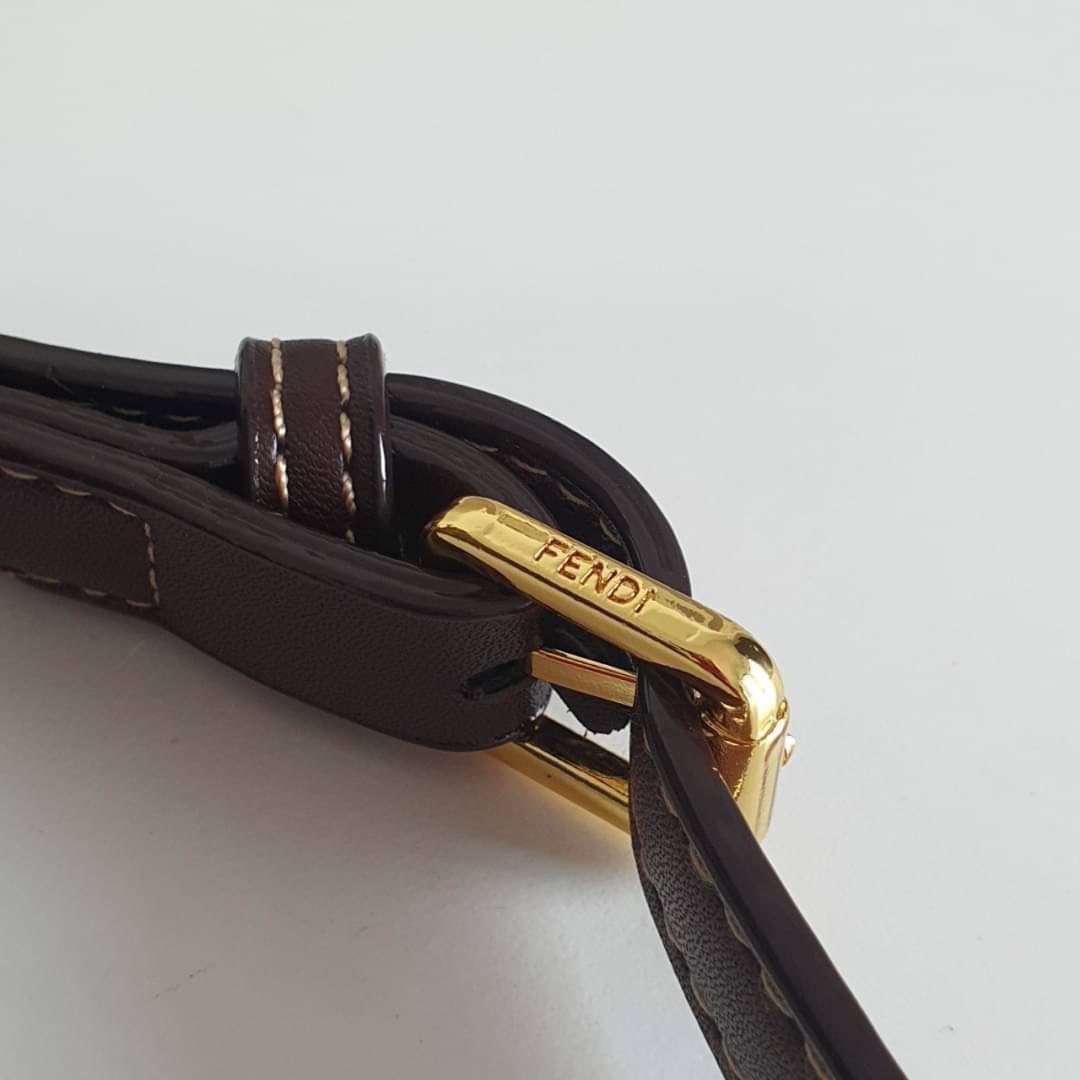 FENDI MINI BAGUETTE BROWN FABRIC BAG วัสดุ CANVAS พิมพ์ลายแบรนด์ *ทรงมินิน่ารัก เปิดปิดด้วยตัวล็อคปั้มลายแบรนด์ พร้อมซิปยาว ภายในมีช่องซิปแยกอีกช่อง สามารถใส่ iphone เงิน ของจุกจิกได้ มาพร้อมสายสะพาย2แบบ ถอดปรับได้ อะไหล่ปั้มแบรนด์สีทอง Rare items เด็ดๆแบ